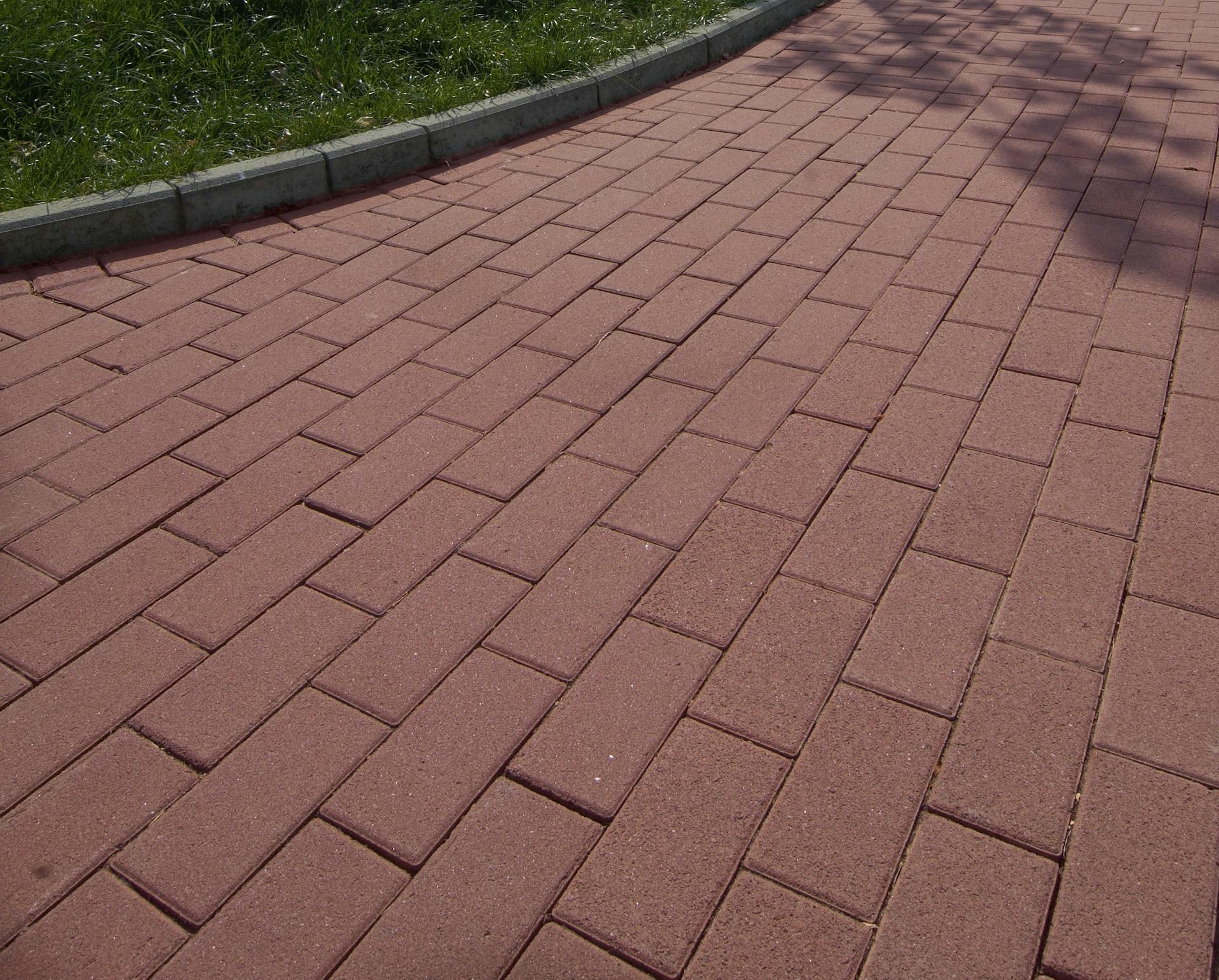 Kerti járda piros díszburkolatból.