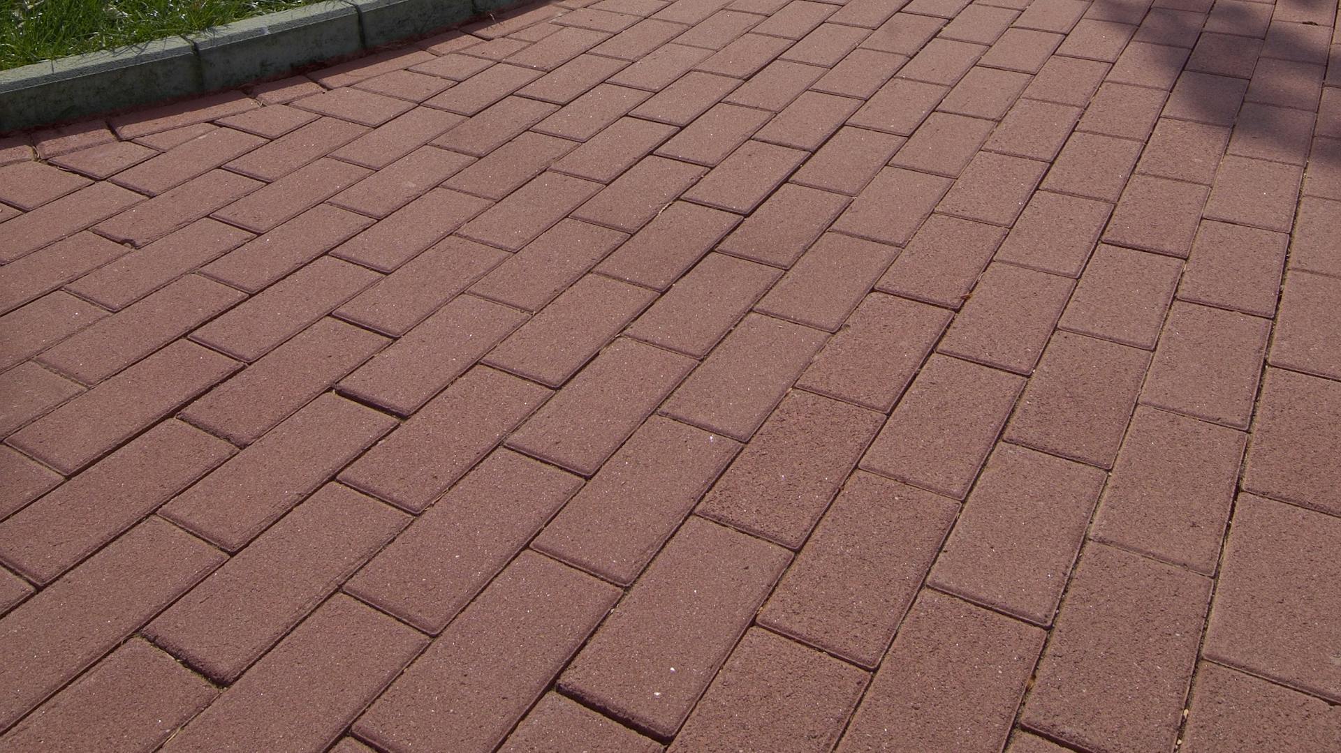 Terrassenbelag aus rotem Rechteckpflaster