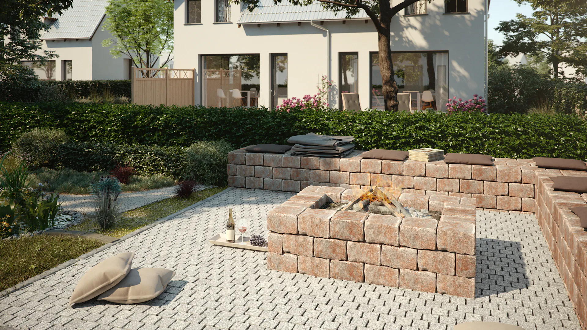 Gepflasterte Feuerstelle mit Sitzmöglichkeiten im Garten