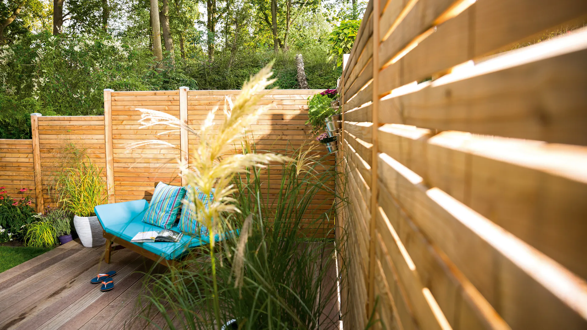 Sitzecke in Garteneck vor mit Holz verkleideter Gartenmauer