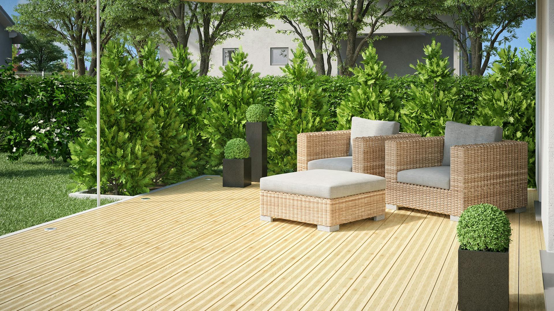 Terrasse mit Loungemöbeln und Sichtschutzhecke