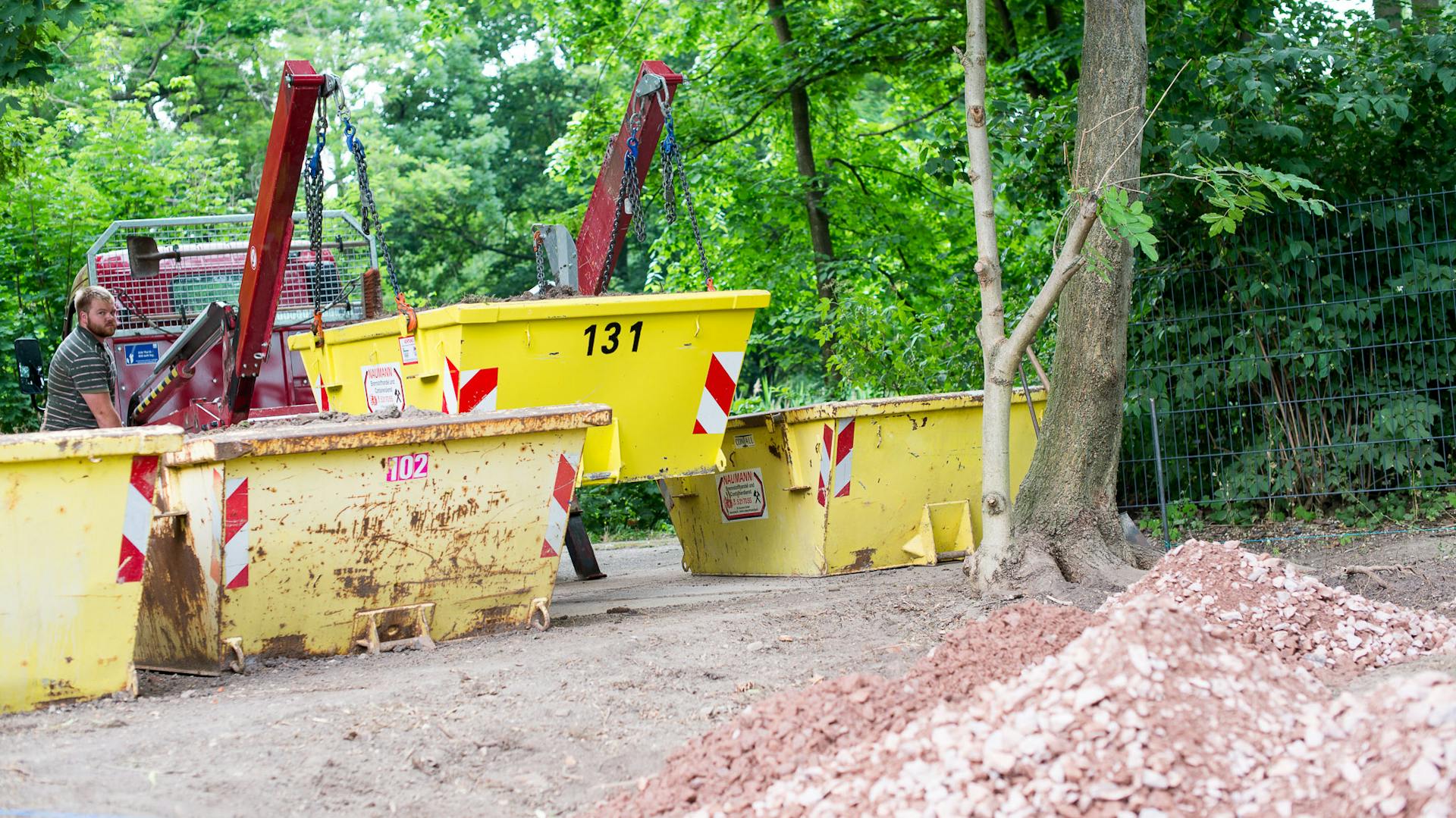 Container mit Baumaterialien werden angeliefert