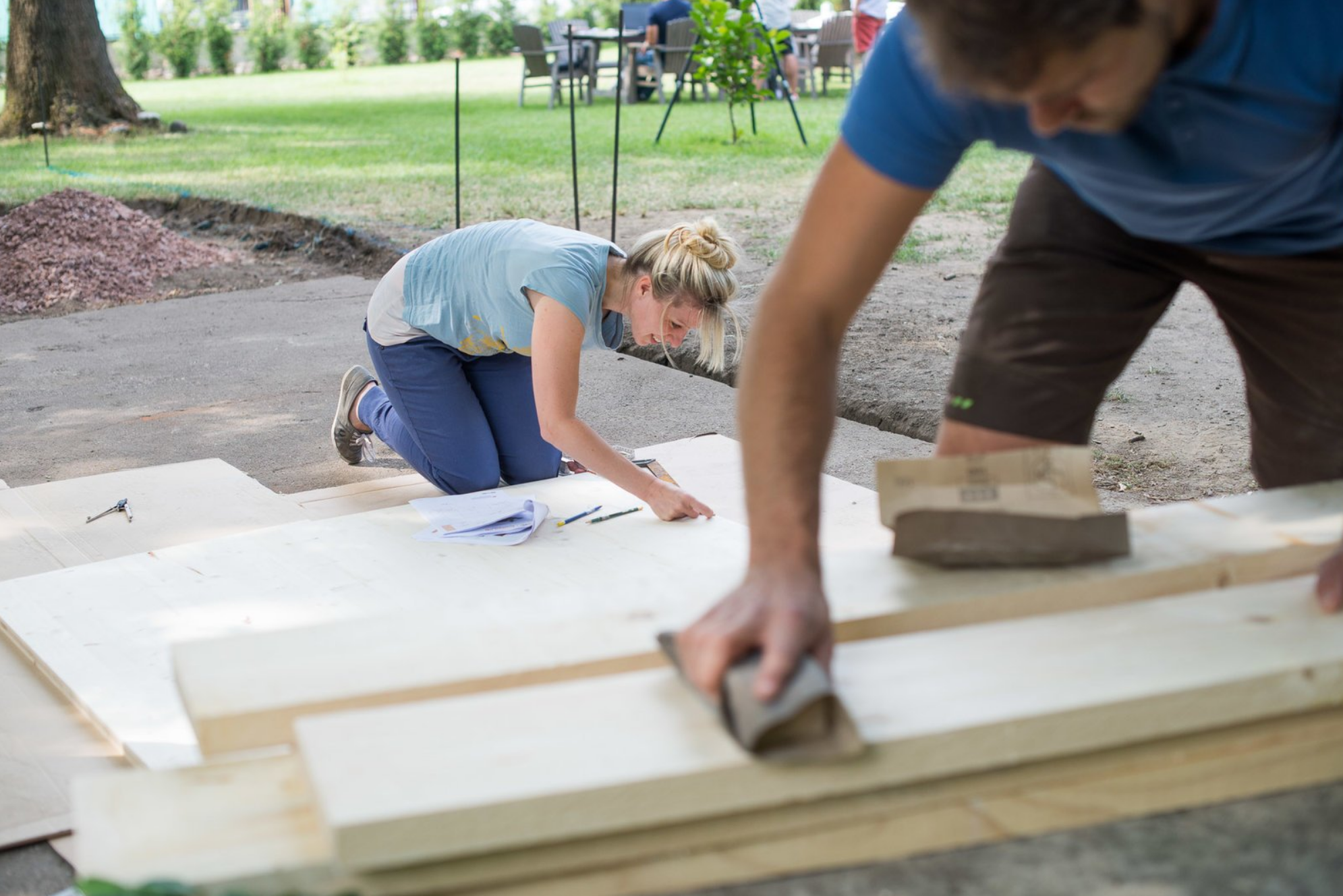 Heimwerker richten die Arbeitsfläche für den Terrassenbau her