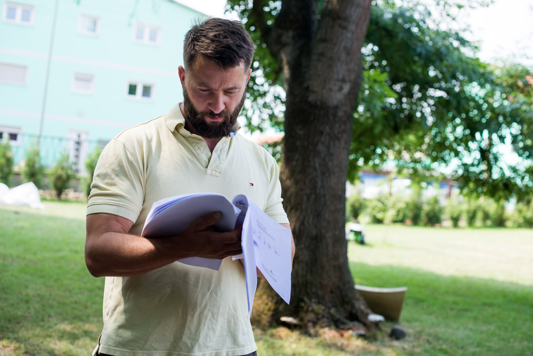 Heimwerker schaut Richtlinien und Vorschriften nach