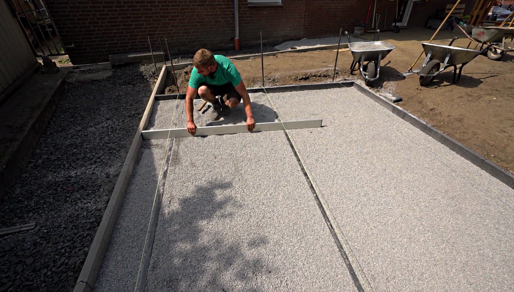 Gehwegplatten verlegen im Garten Anleitung OBI