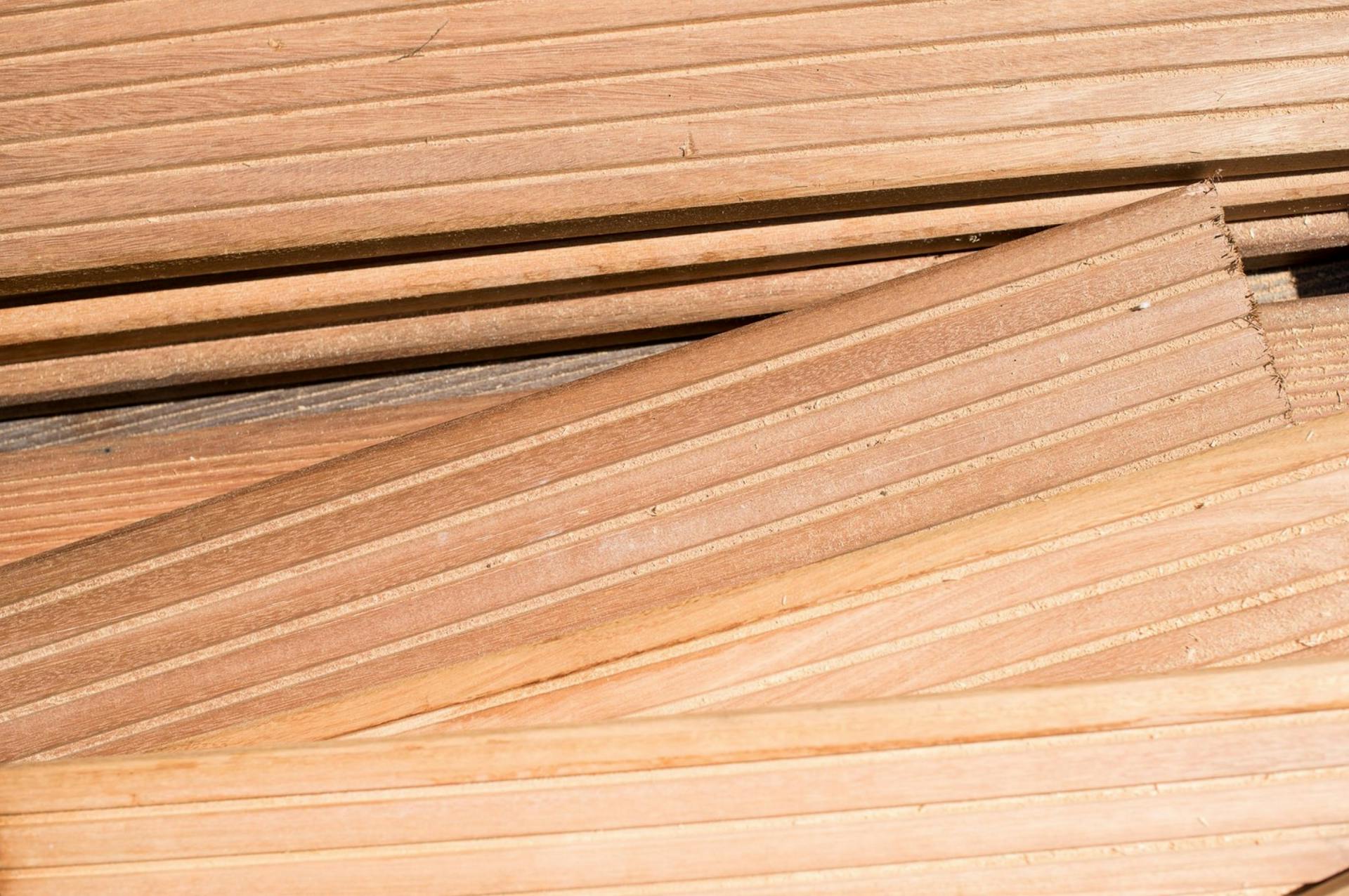 Holzterrasse aus Douglasie und Lärche