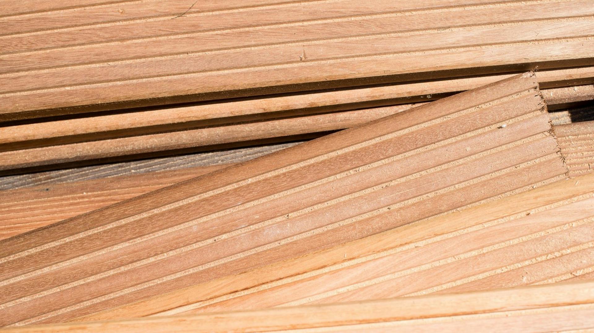 Vergleich zwischen Terrassendielen aus Laerche oder Douglasie