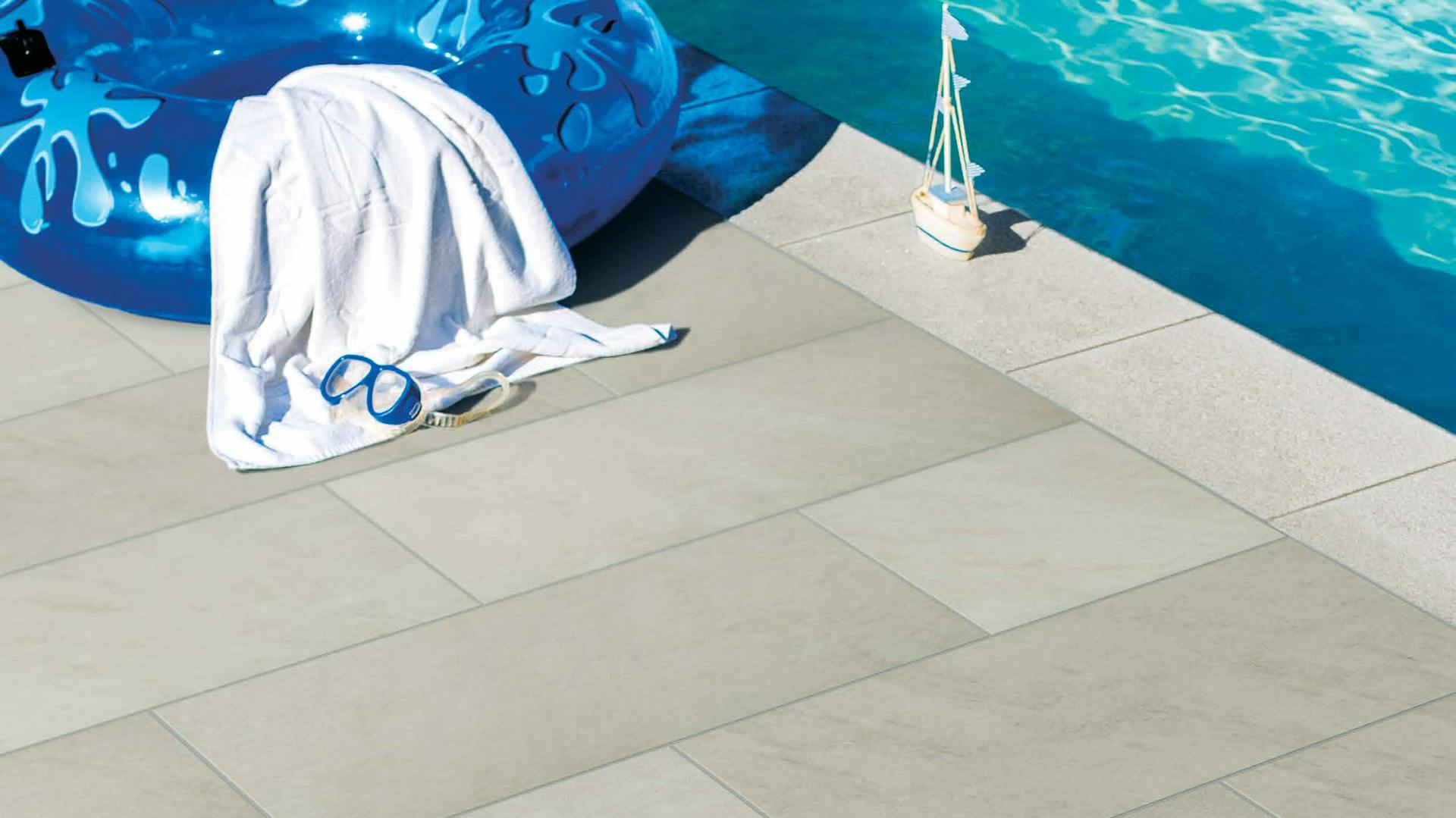 Fliesen als Terrassenbelag am Swimming-Pool