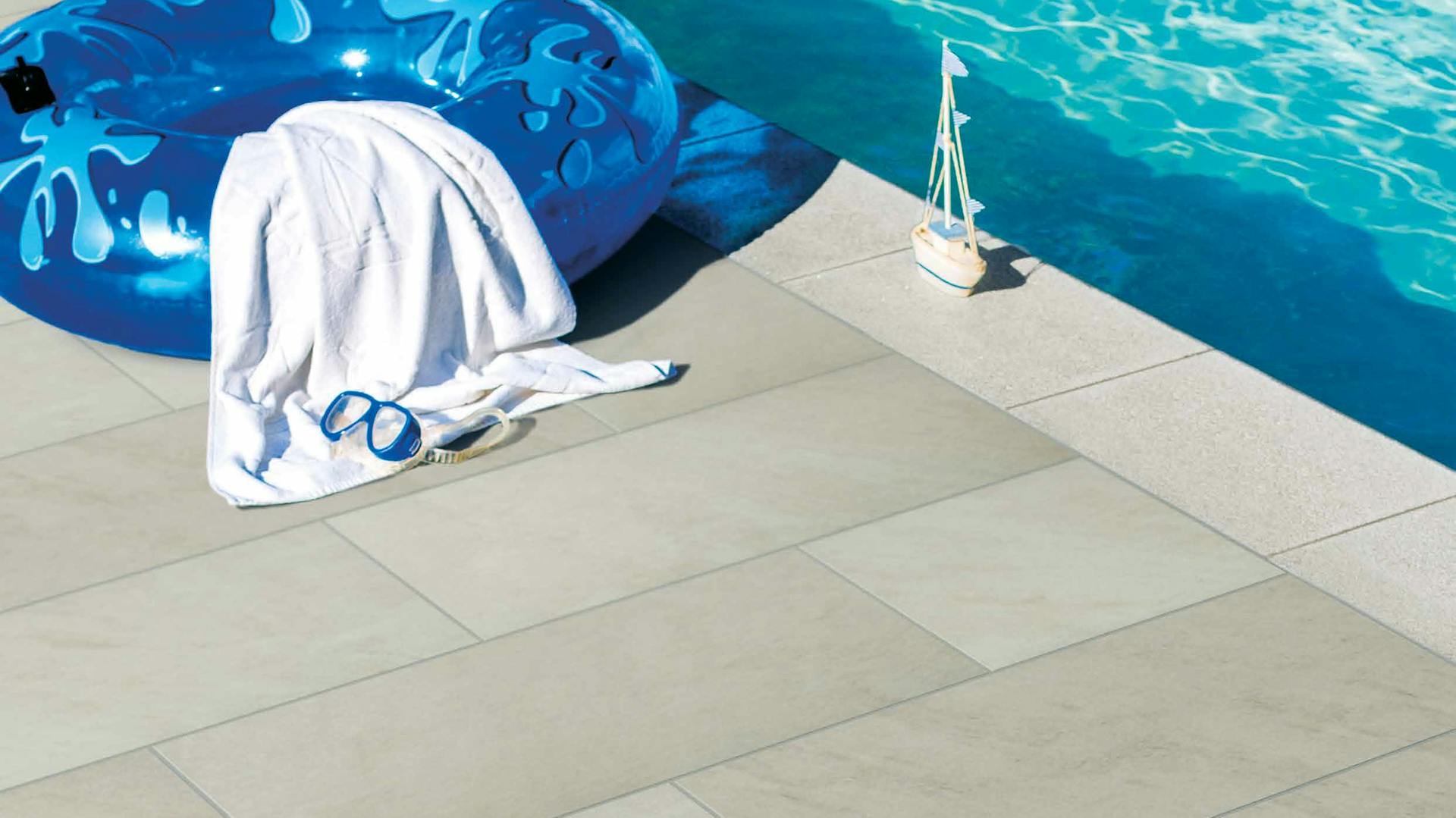 Fliesen als Terrassenbelag am Swimming-Pool