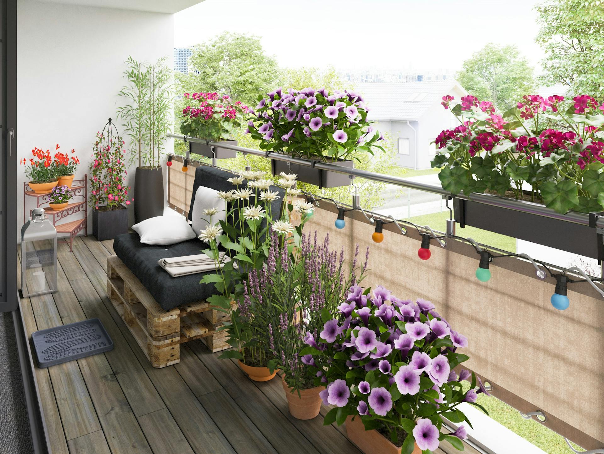 Balkon mit vielen verschiedenen Balkonpflanzen