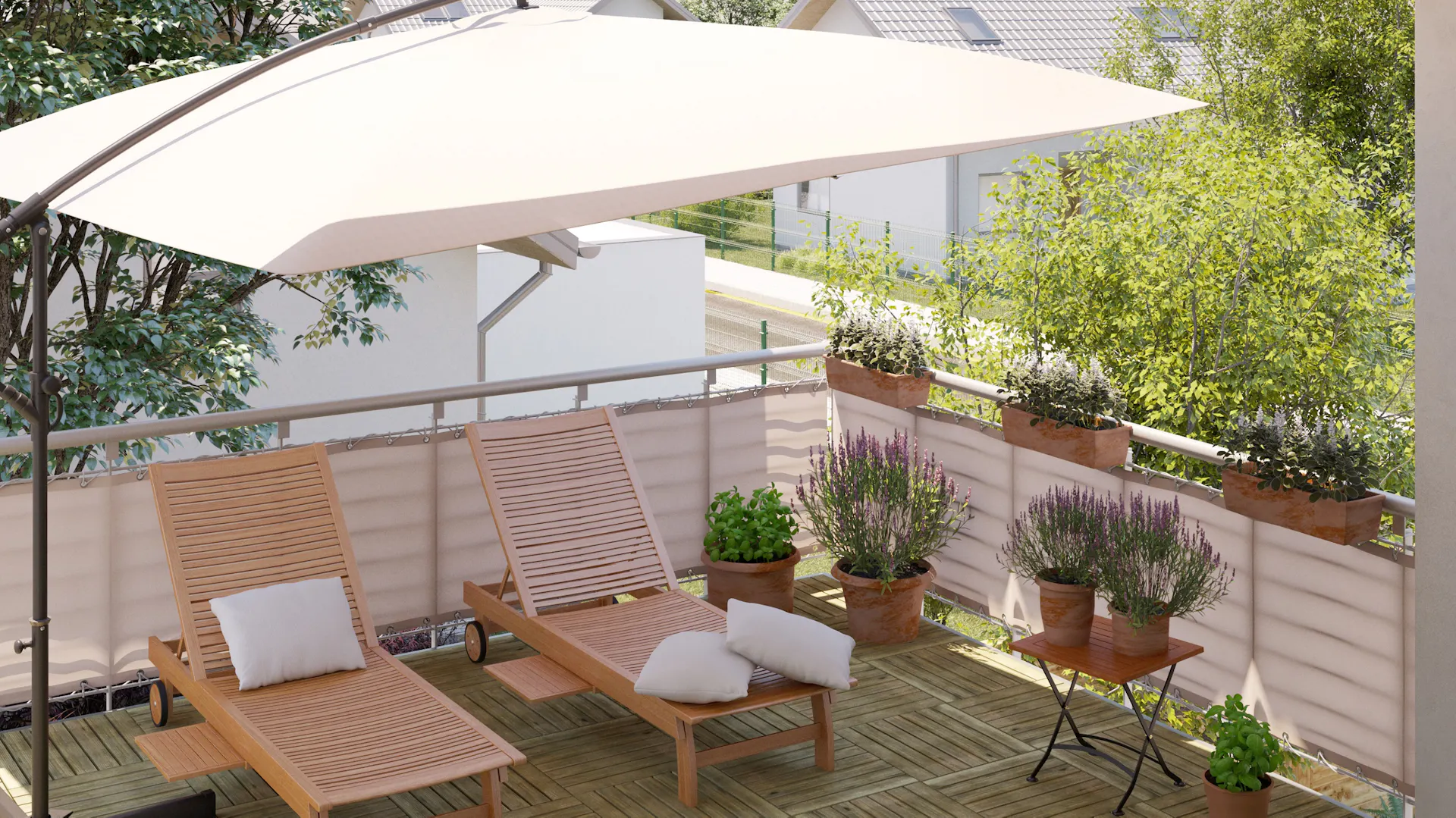 Balkon mit großem Sonnenschirm und Sonnenliegen