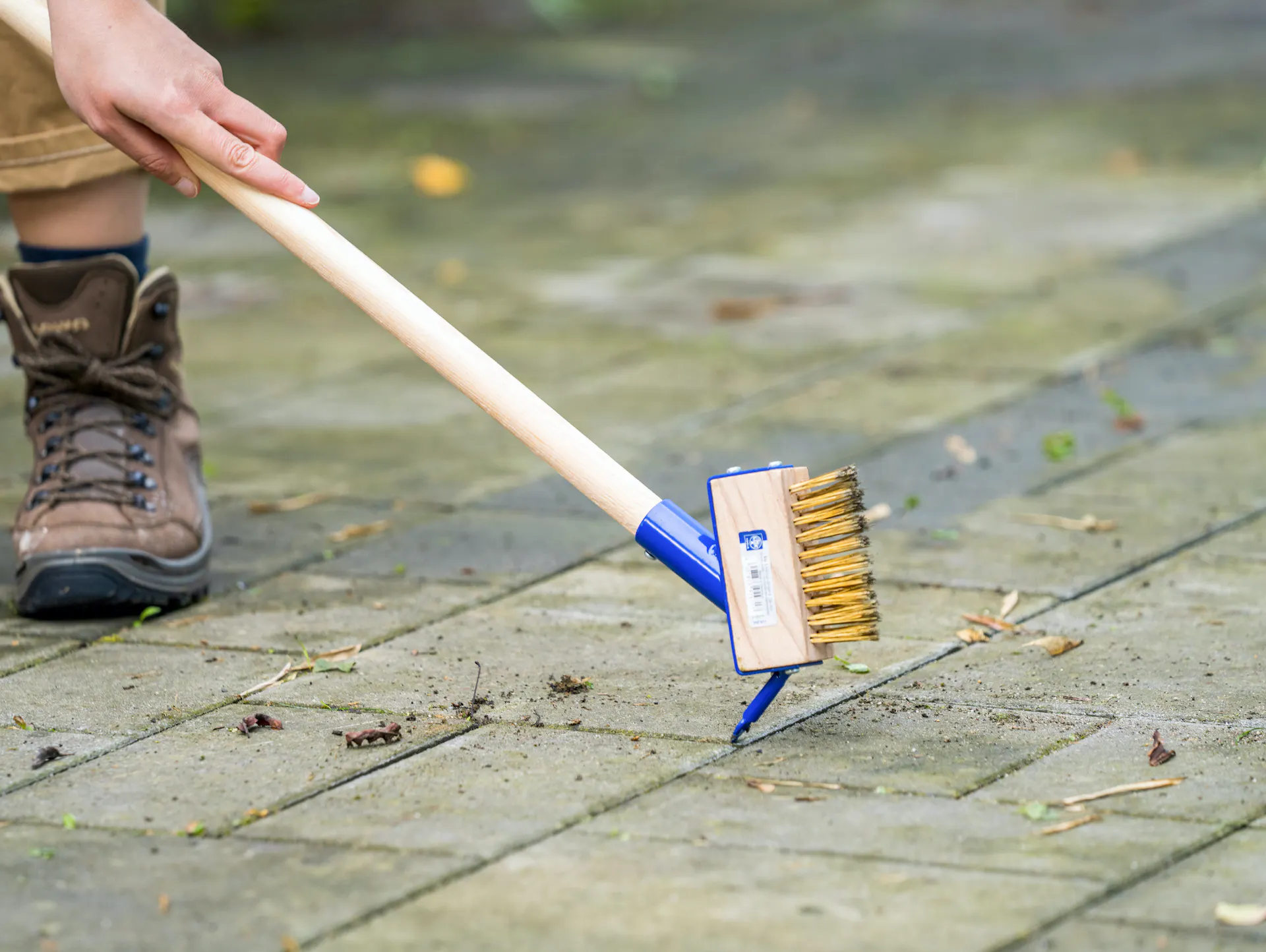 Hand mit Fugenkratzer