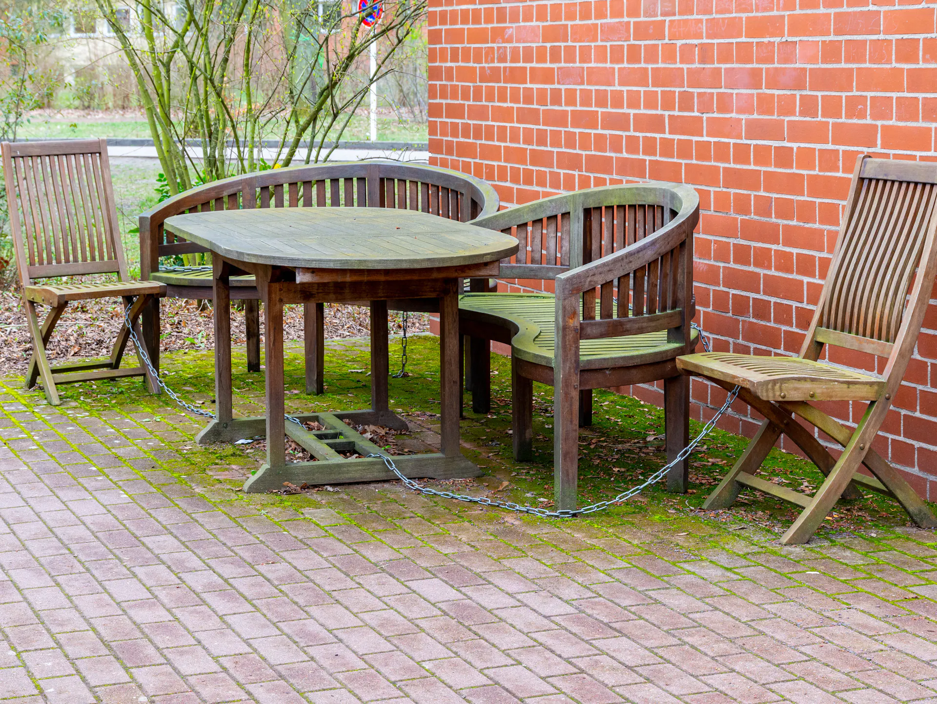 Gartenmöbel auf moosbedeckter Terrasse