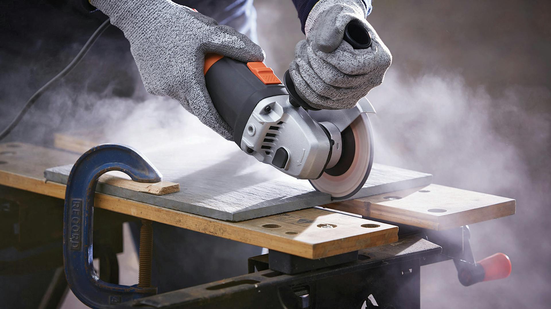 Mann schneidet mit einem Winkelschleifer