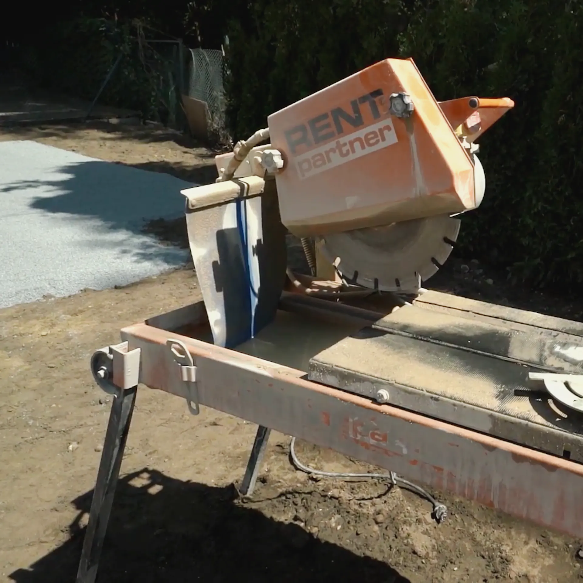 Nassschneidetisch in einem Garten