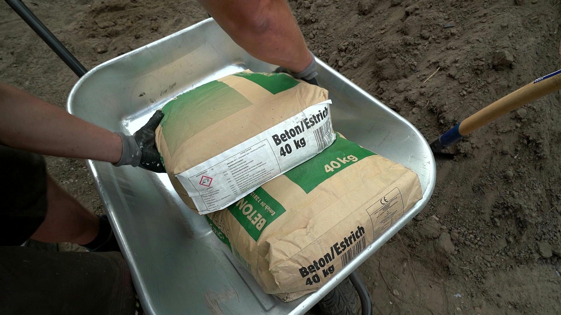 Heller Holzboden durch Aluminuim-Übergangsschiene von Vinylboden getrennt.