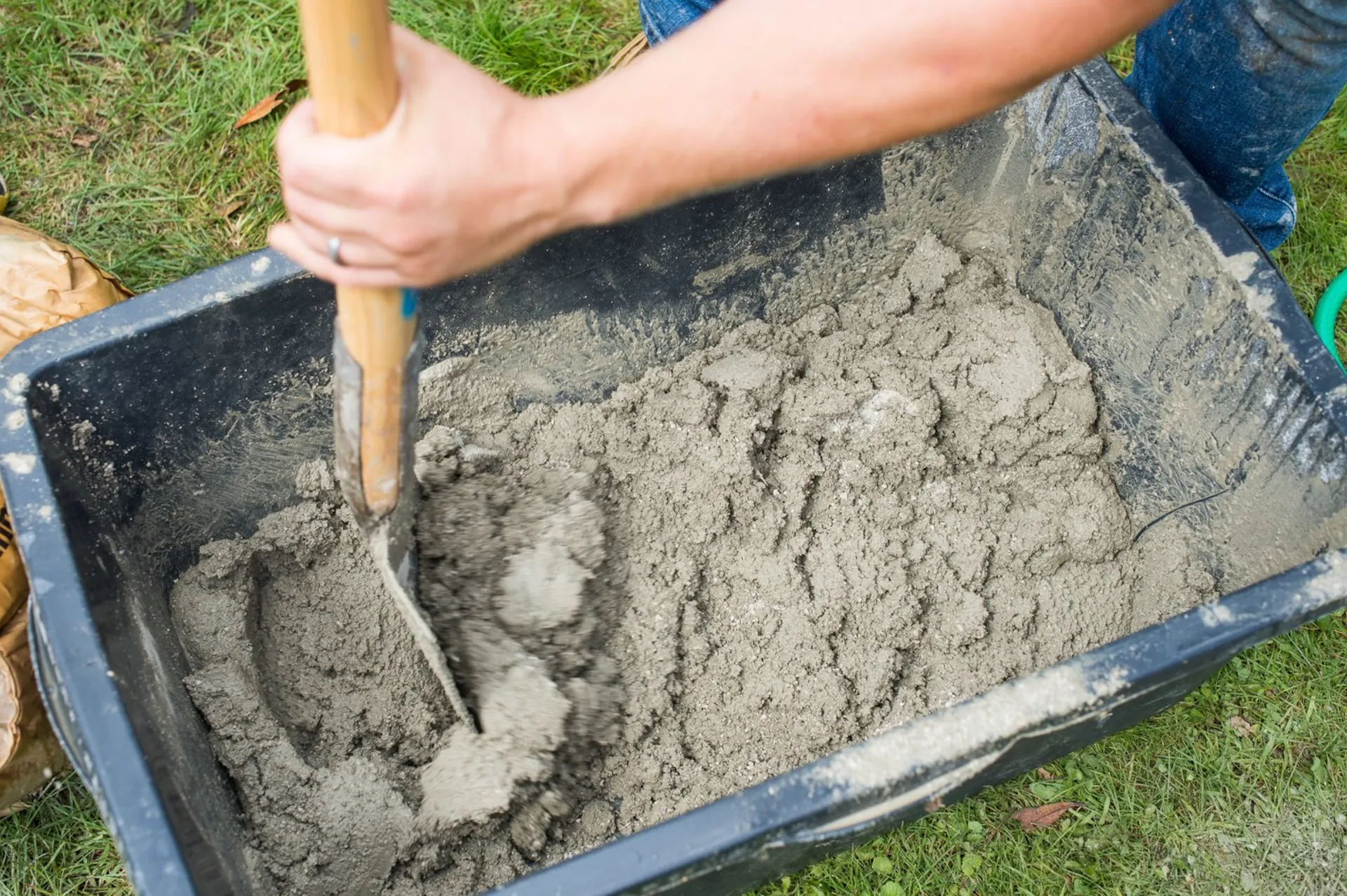 Kis mennyiségű beton keverése egy vödörben