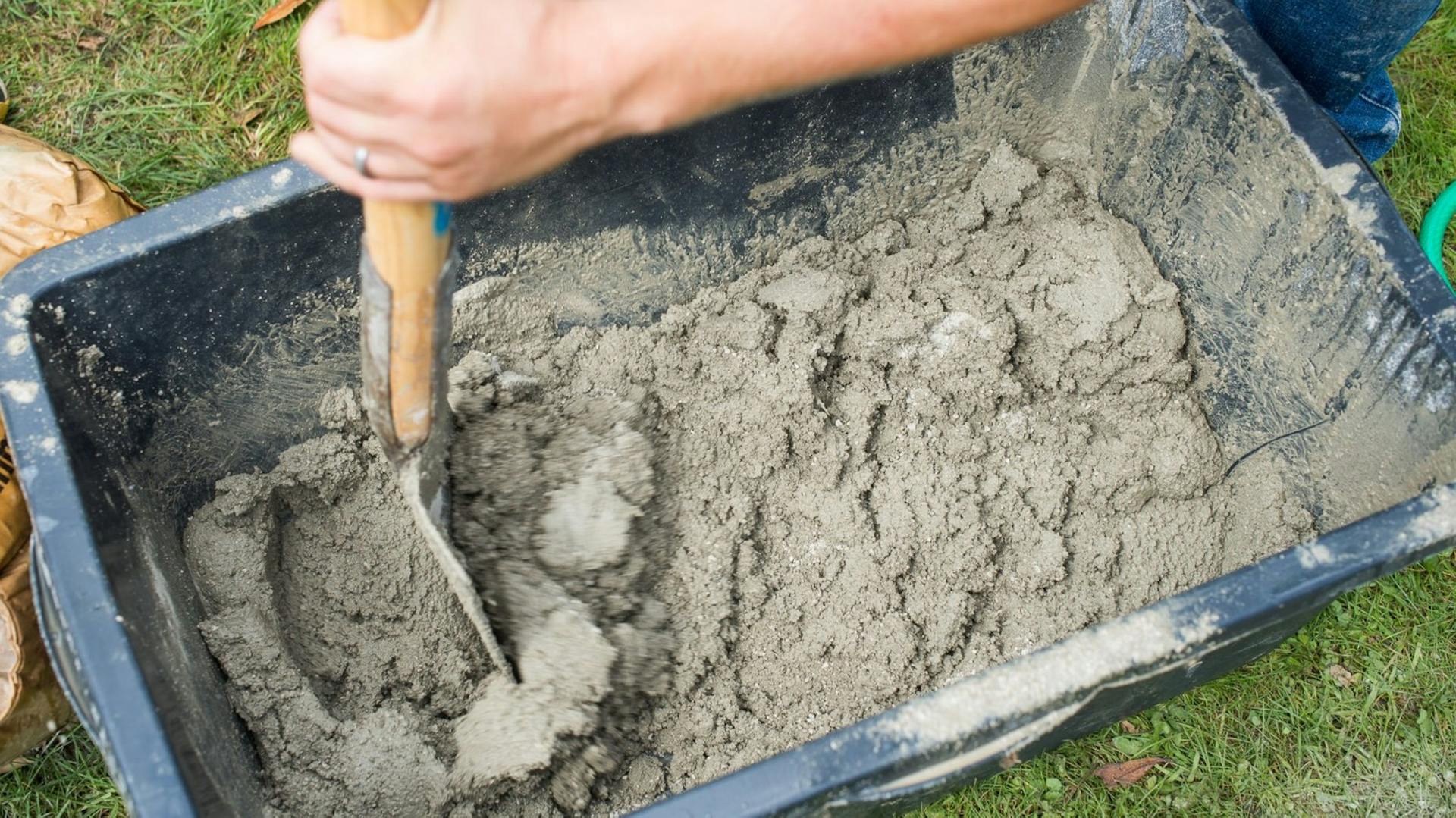 Miešanie malého množstva betónu vo vedre