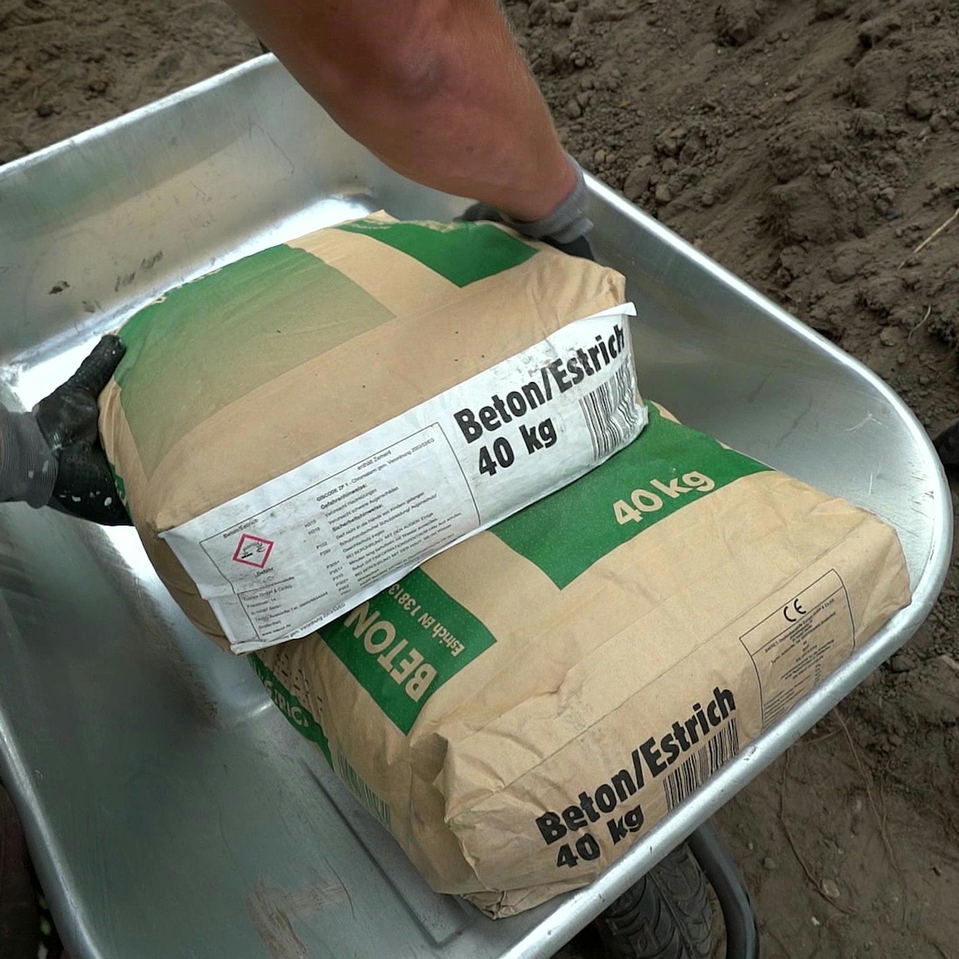 Vorbereitung der Baustelle mit Schubkarre