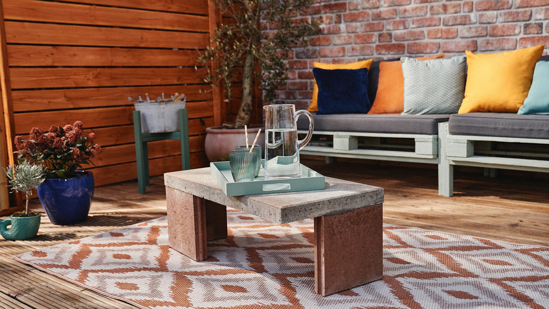 Steintisch steht auf einer Terrasse.