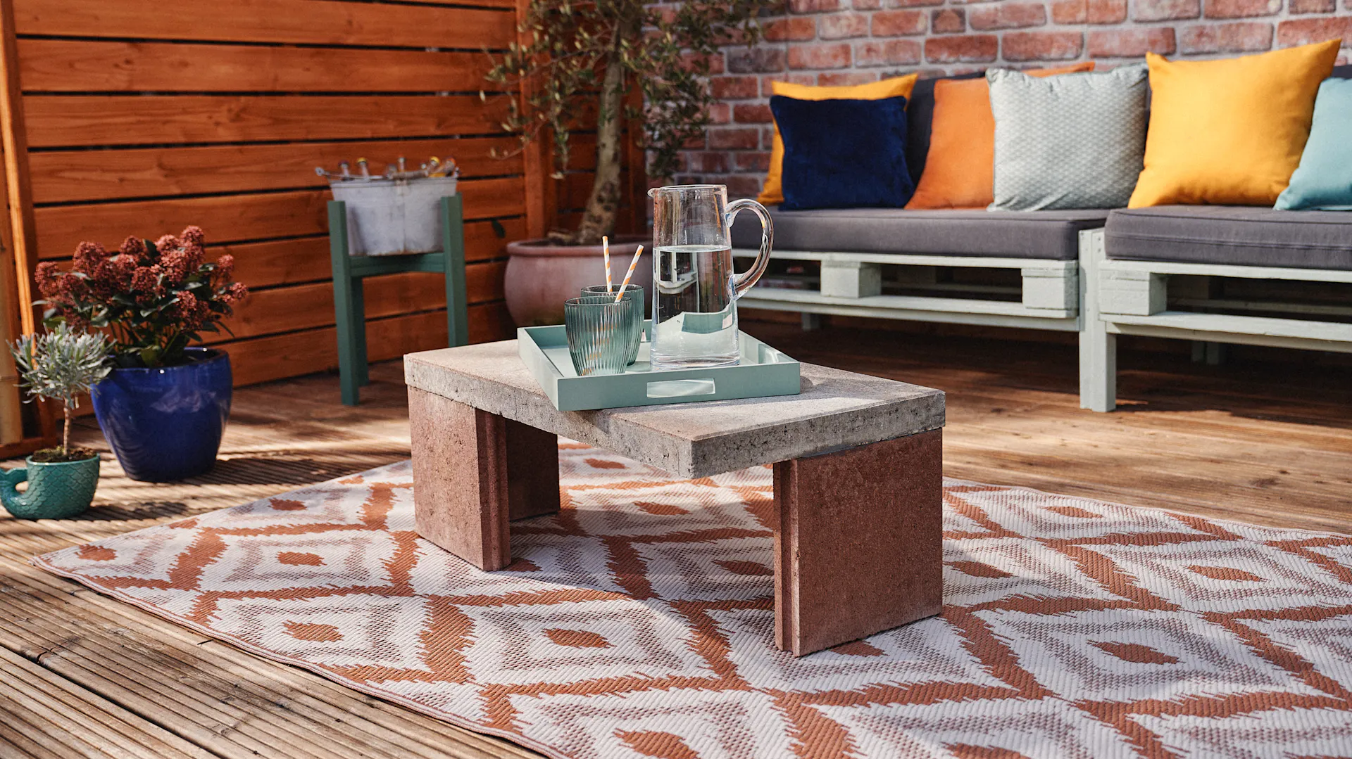 Steintisch steht auf einer Terrasse.