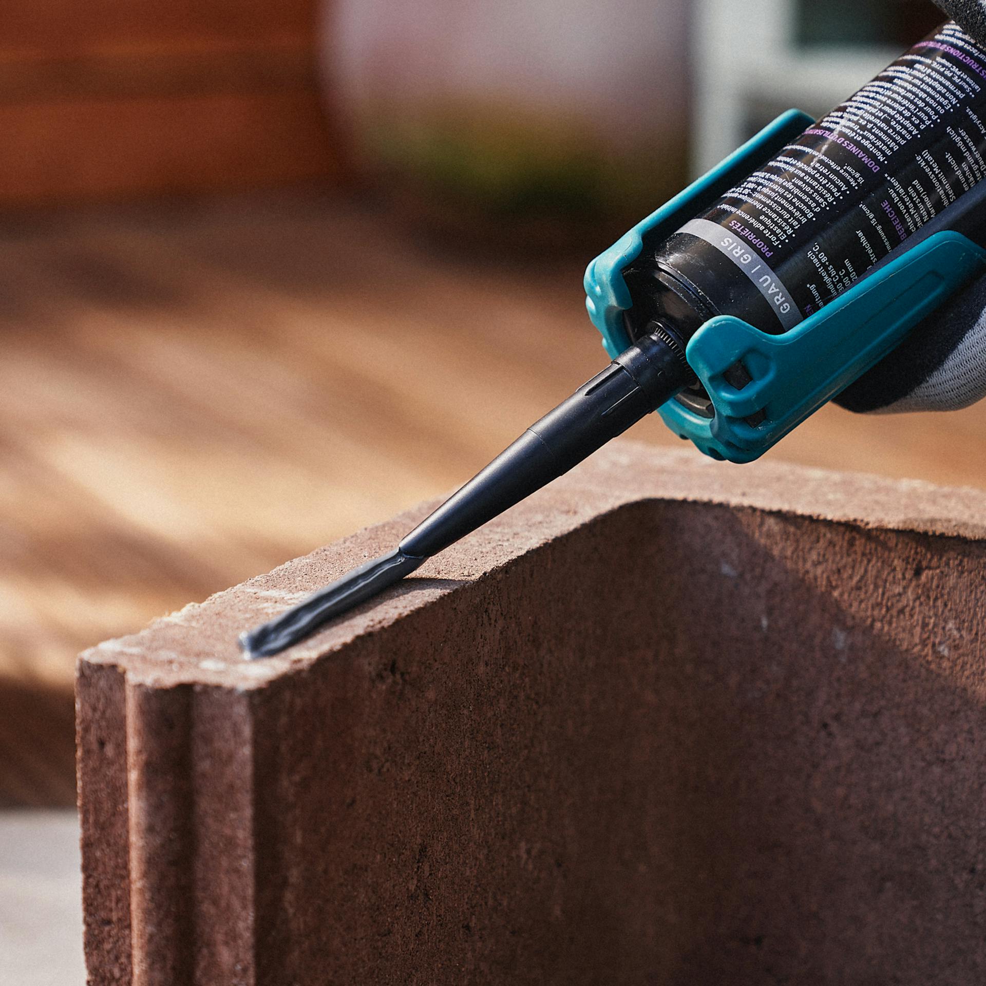 Montážne lepidlo sa nanáša centrálne na stranu kameňa pomocou lisu na kartuše.