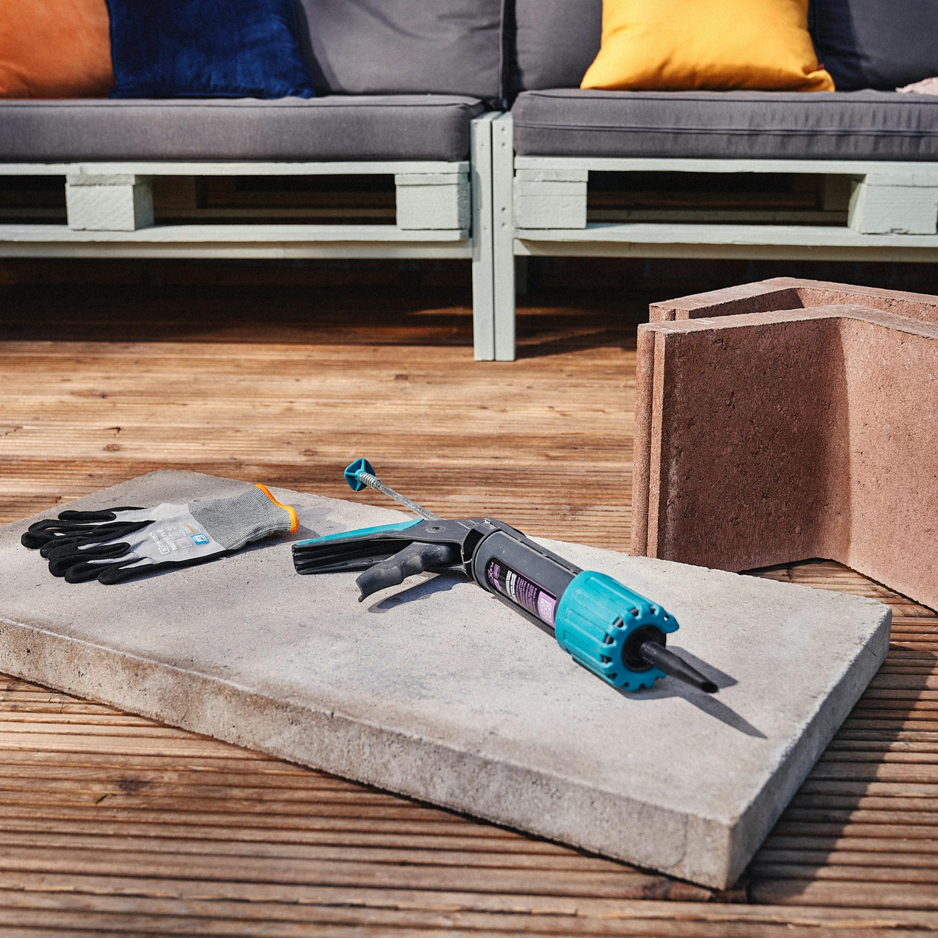 Materiály ležia vedľa seba na podlahe terasy.