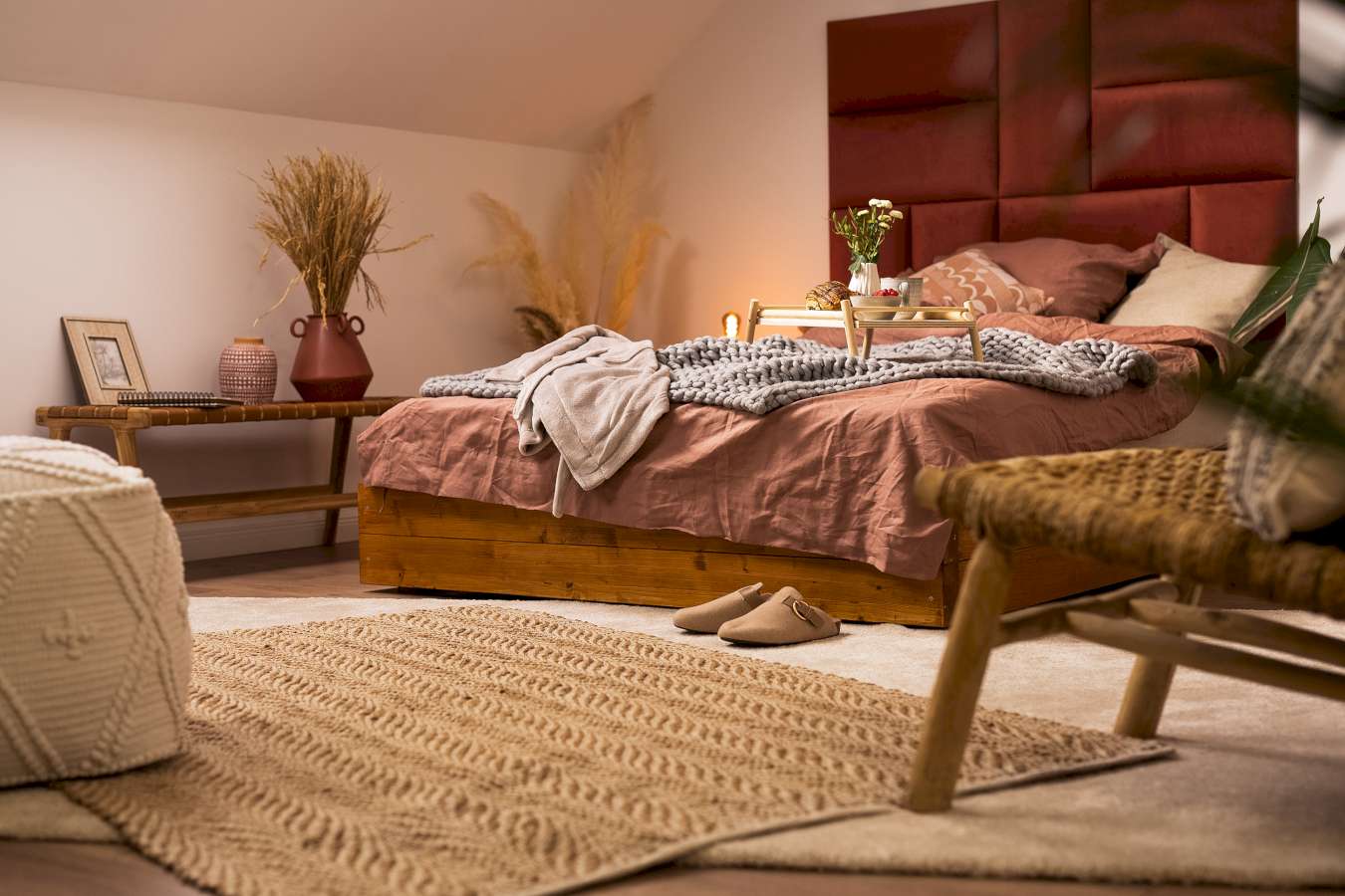 Gemütliches Schlafzimmer mit warmen Farbtönen und vielen Textilien