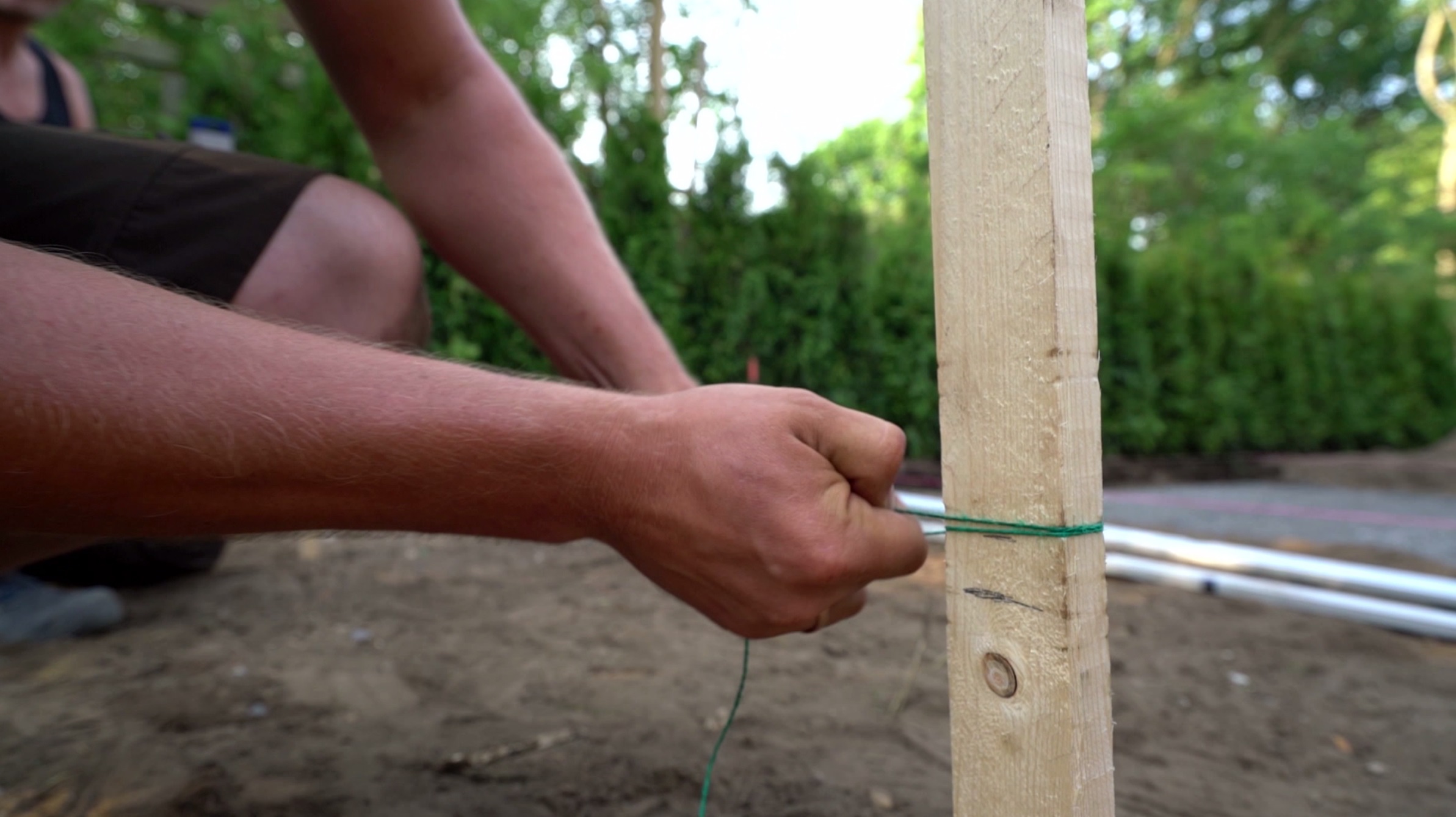 Gehwegplatten verlegen im Garten Anleitung OBI