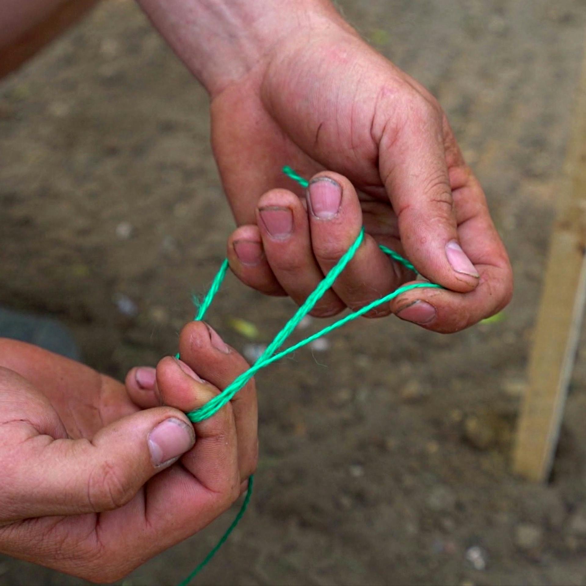 Schlaufe mit Schnurr bilden