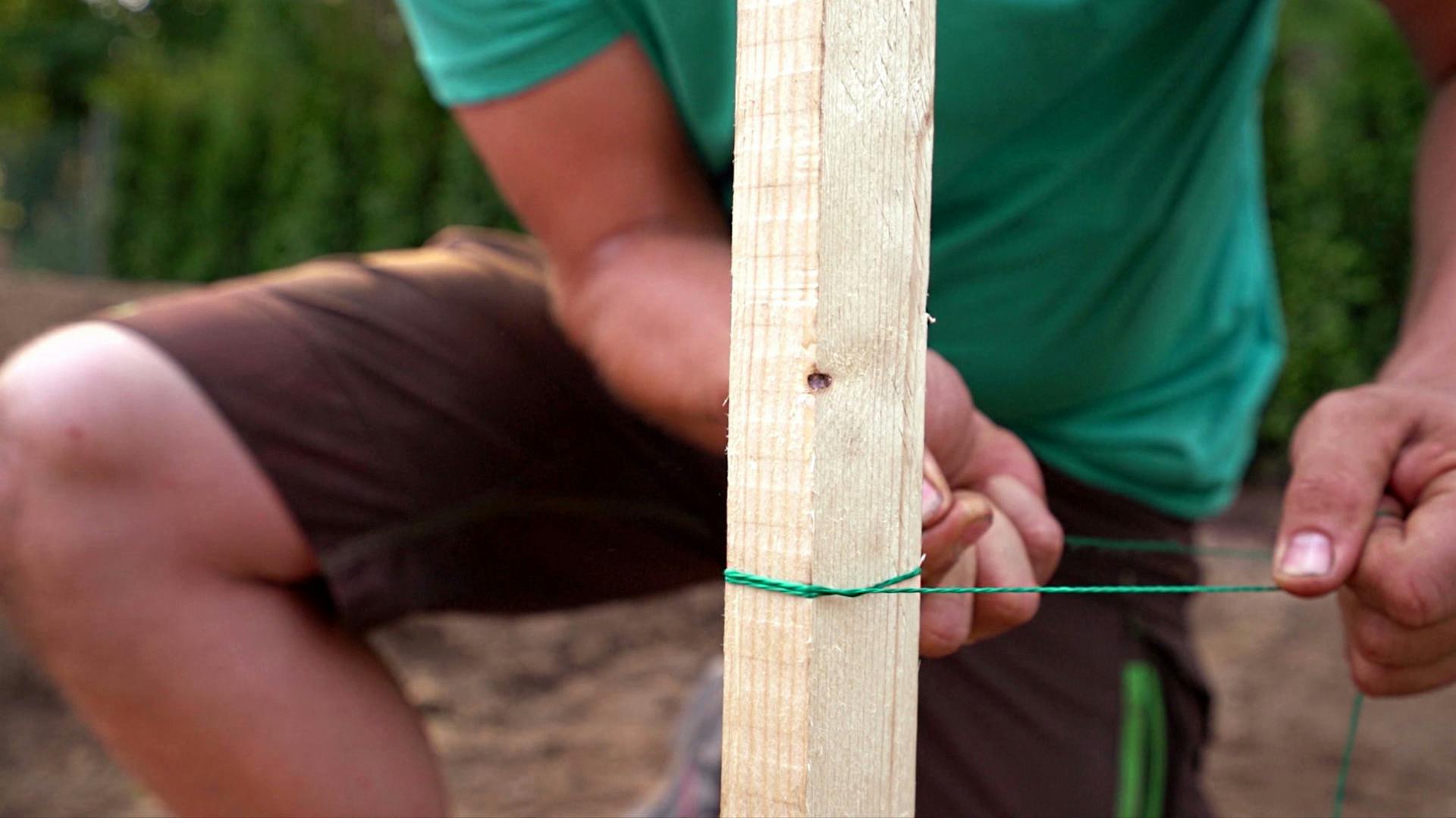 Heimwerker zieht Schnur fest