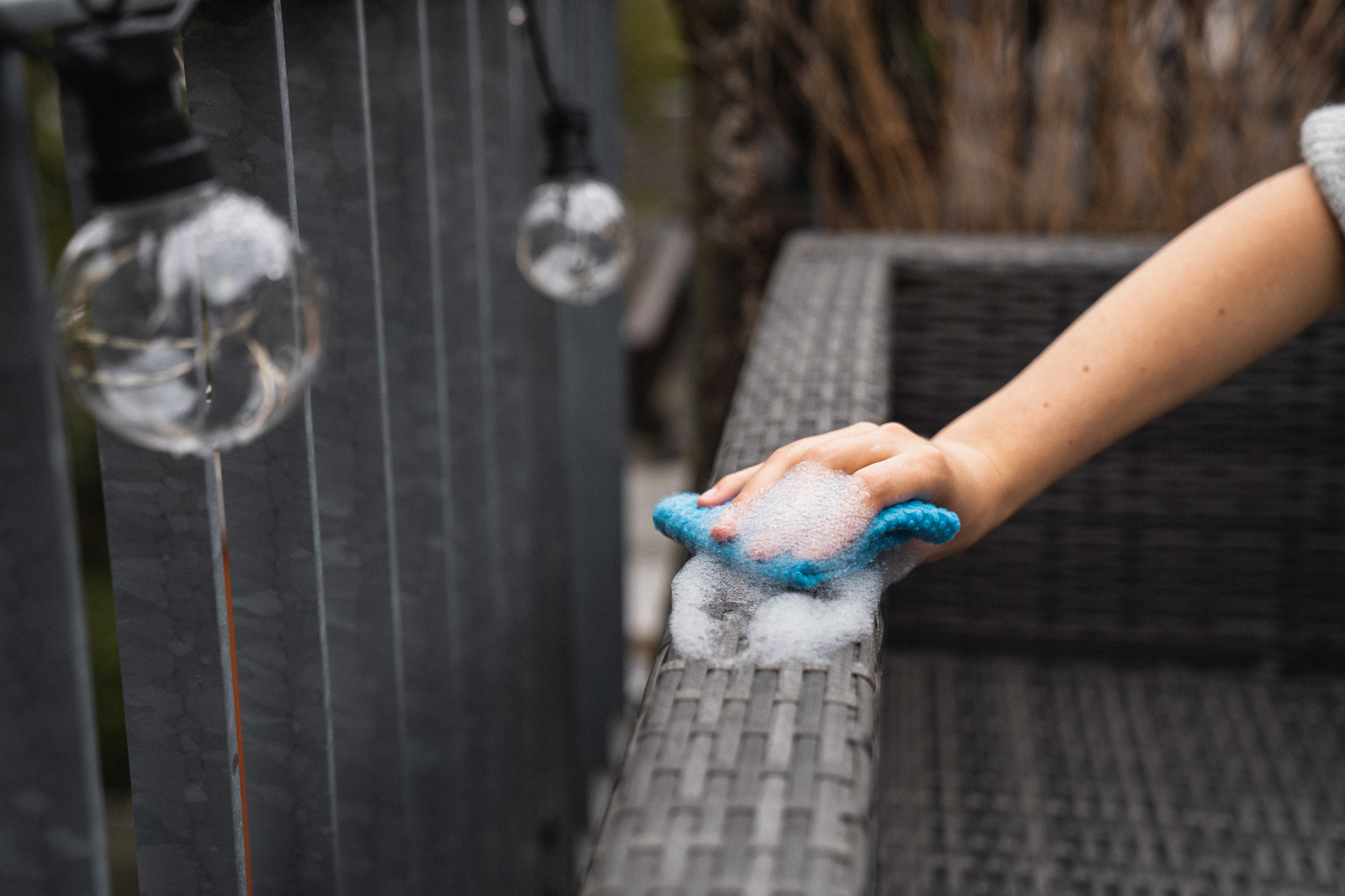 Rattan-Balkonmöbel werden gereinigt. 