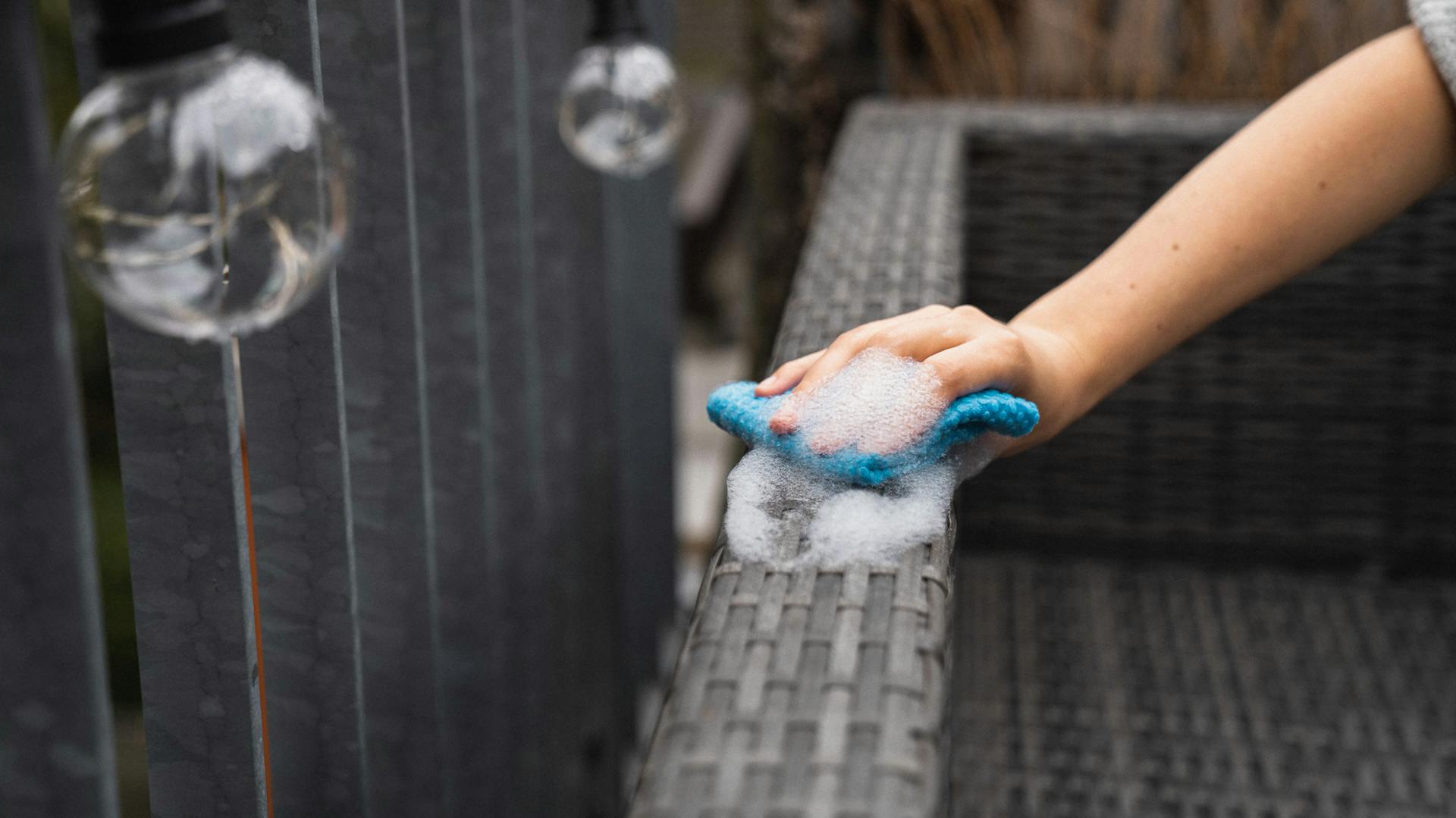 Rattan-Balkonmöbel werden gereinigt.
