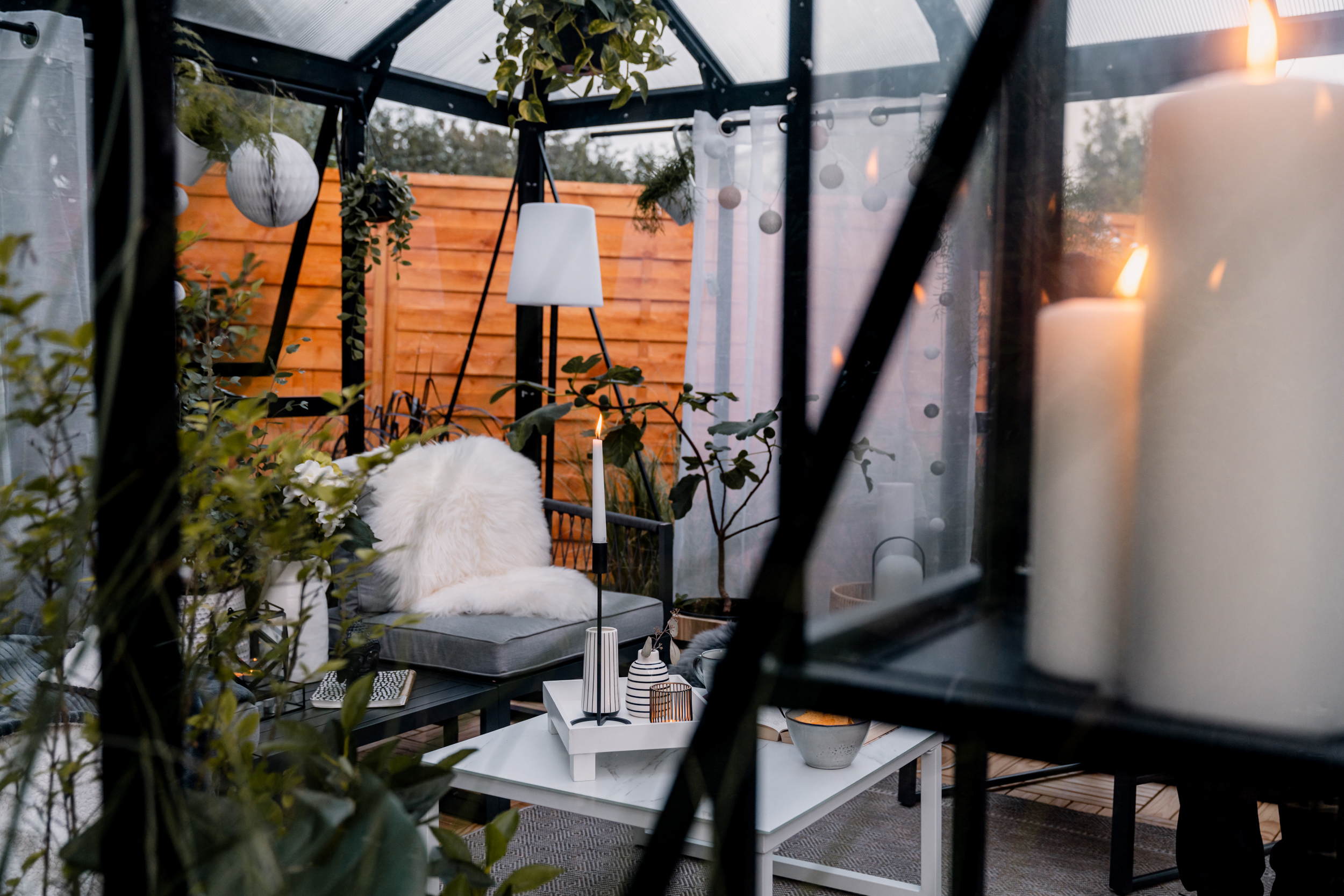 Zimná záhrada je komfortne zariadená sviečkami a kožušinami