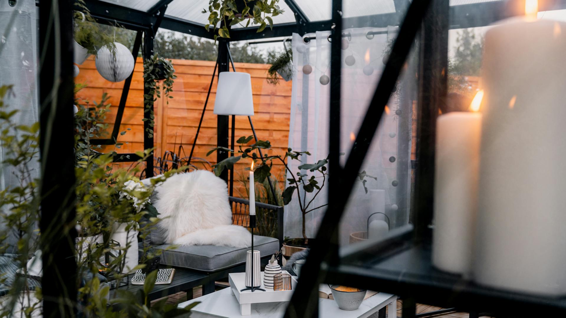 Zimná záhrada je komfortne zariadená sviečkami a kožušinami