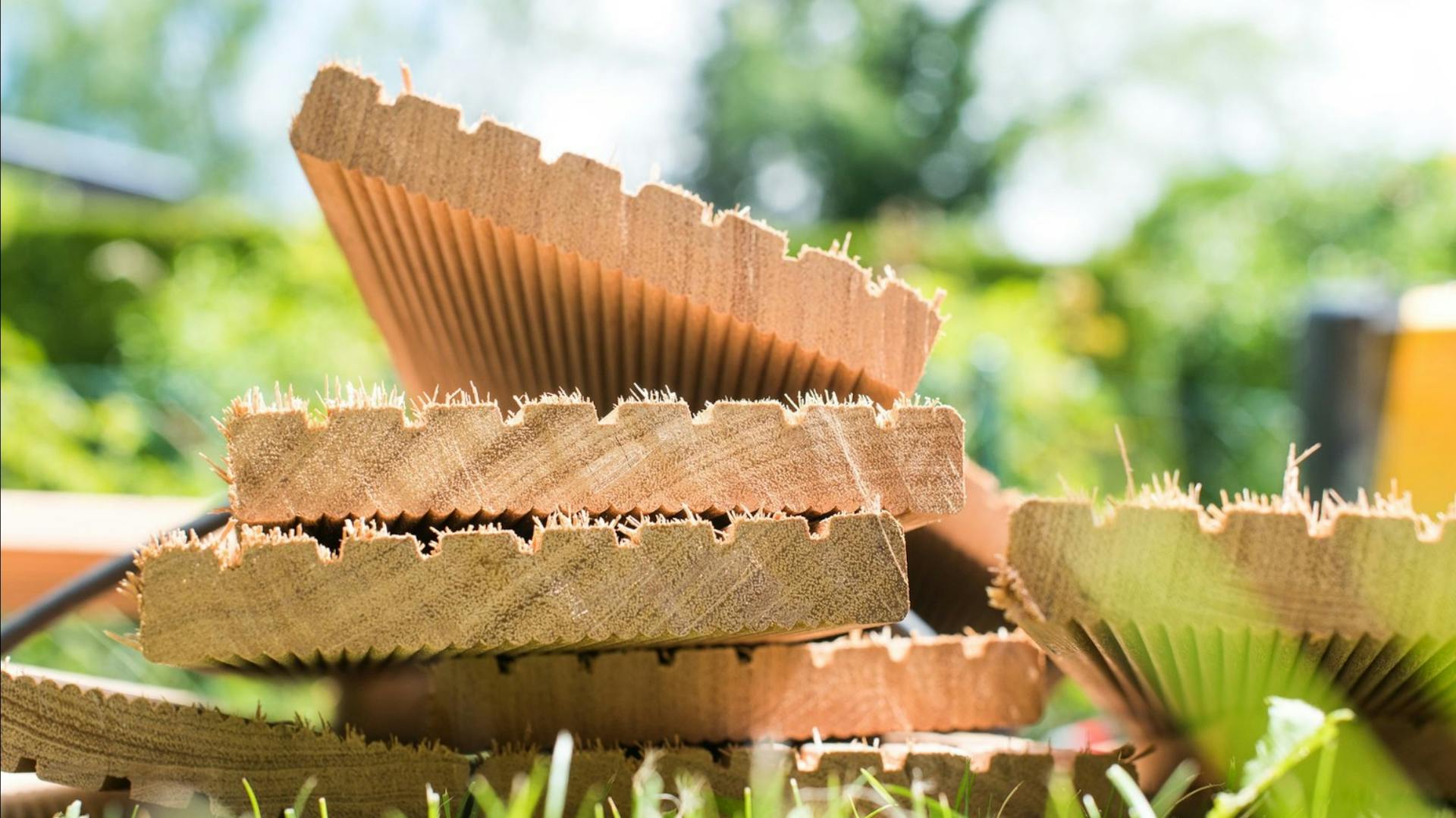 Foto von Terrassendielen aus Holz; fertig zu Bearbeitung