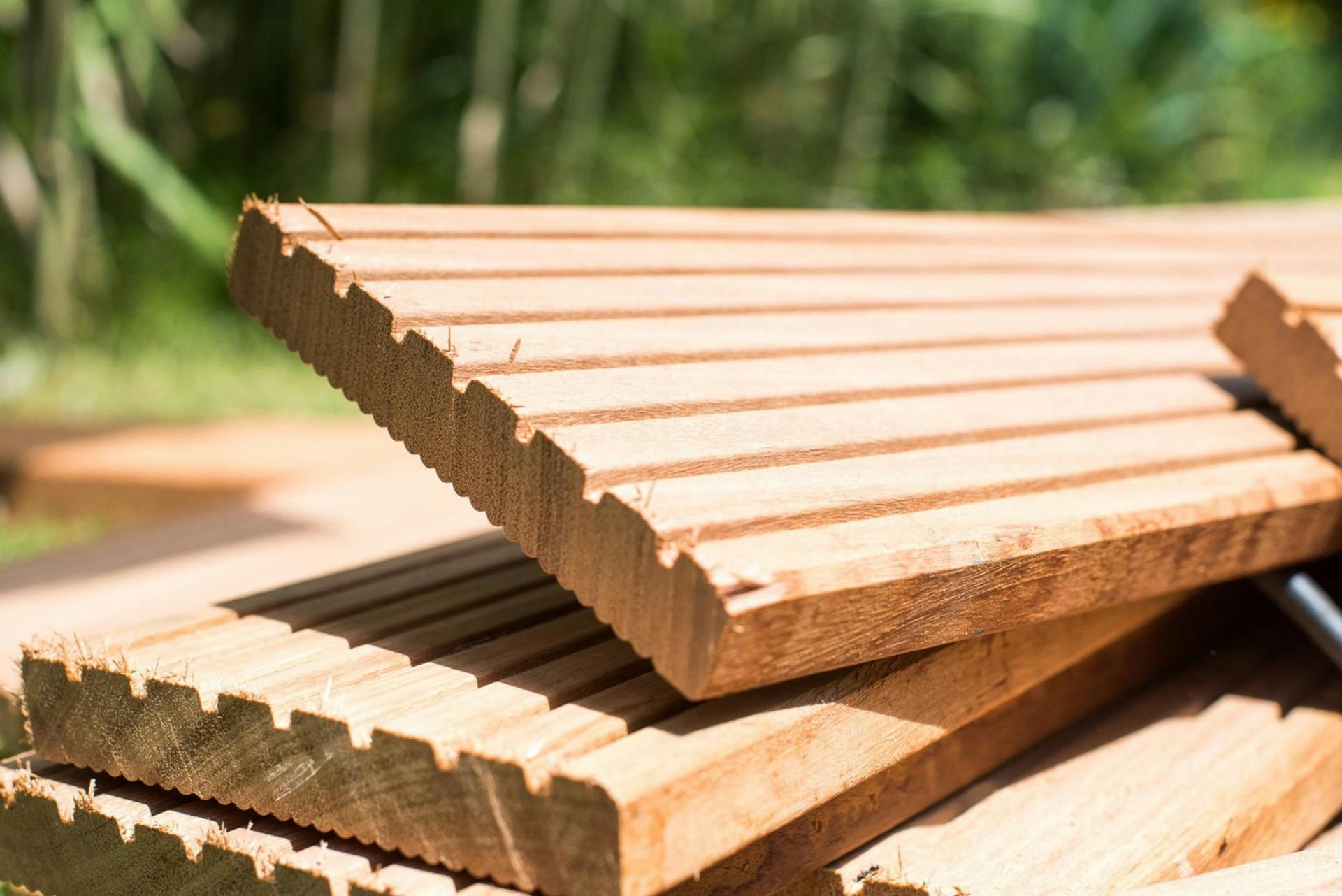 Padlódeszkák egy fából készült út készítéséhez egy kertben.