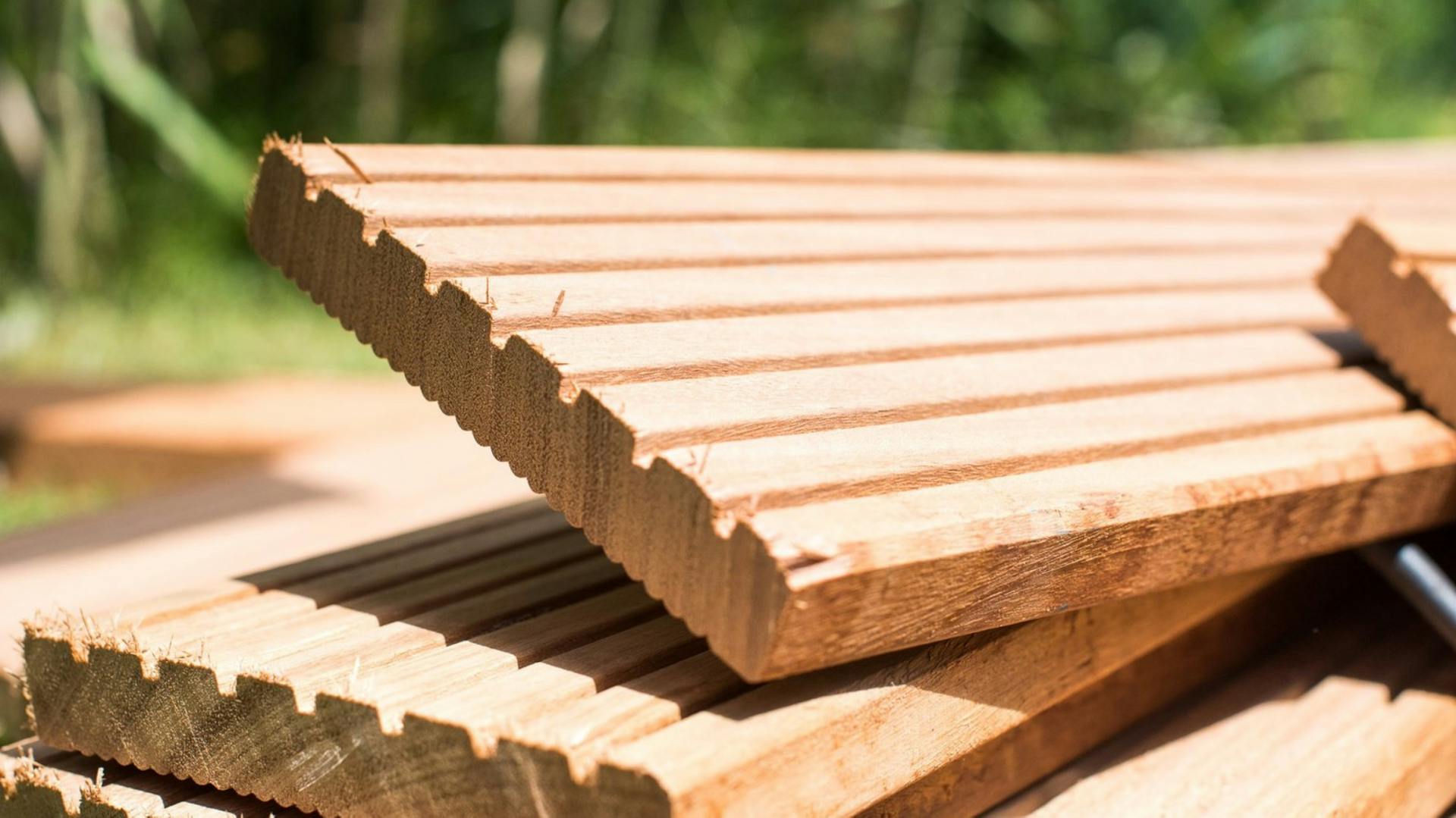 Verschiedene Terrassendielen aus Holz und WPC