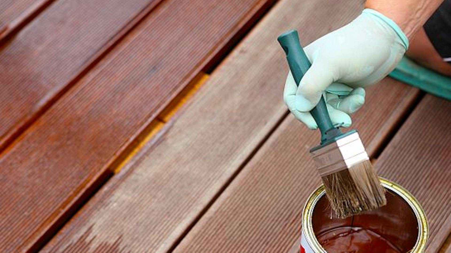 Jemand ölt einen Balkonboden.