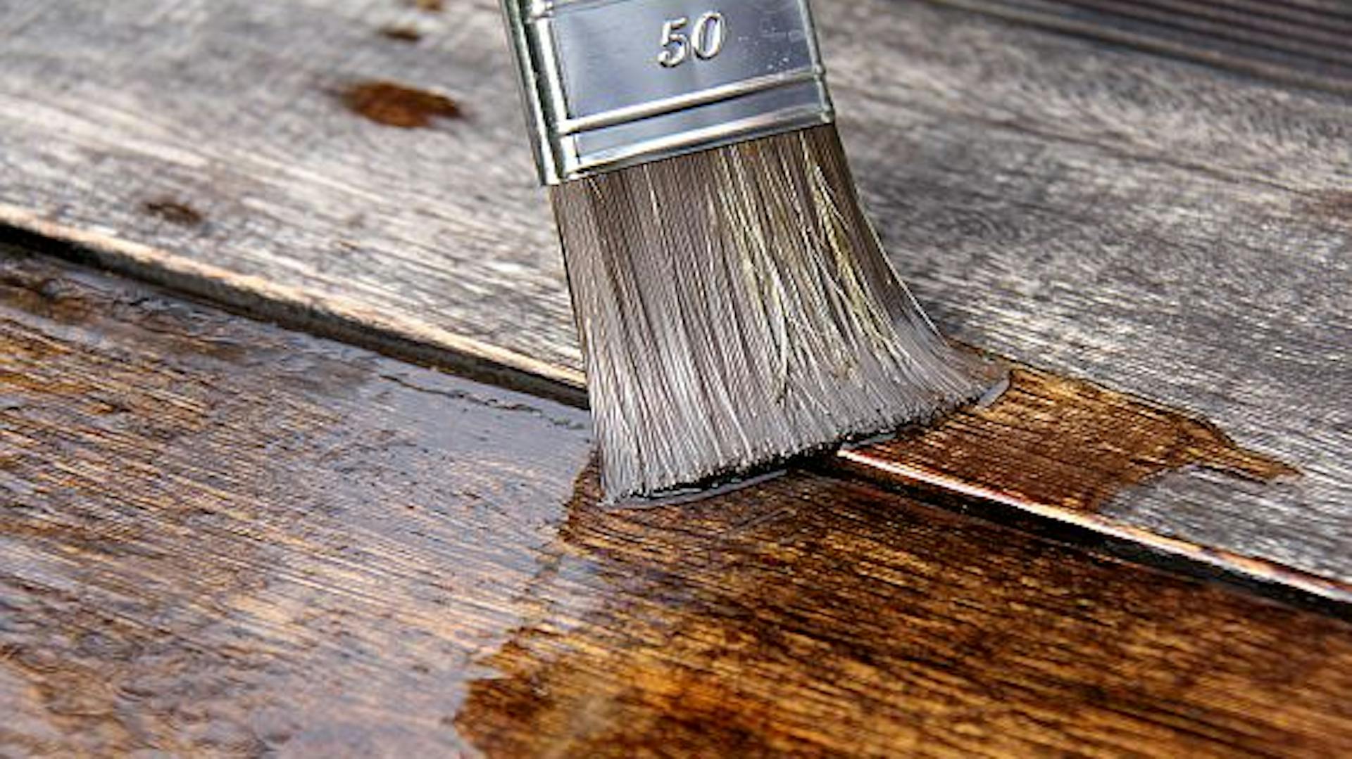 Spazzola su tavola di legno