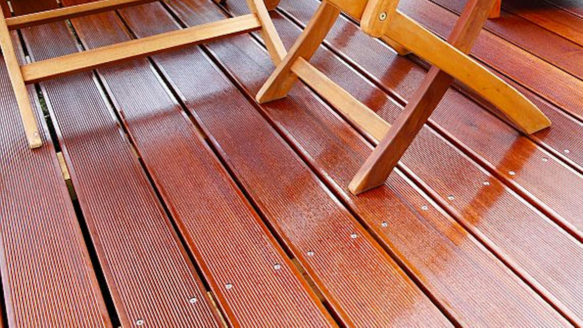 Sedie in legno su una terrazza oliata