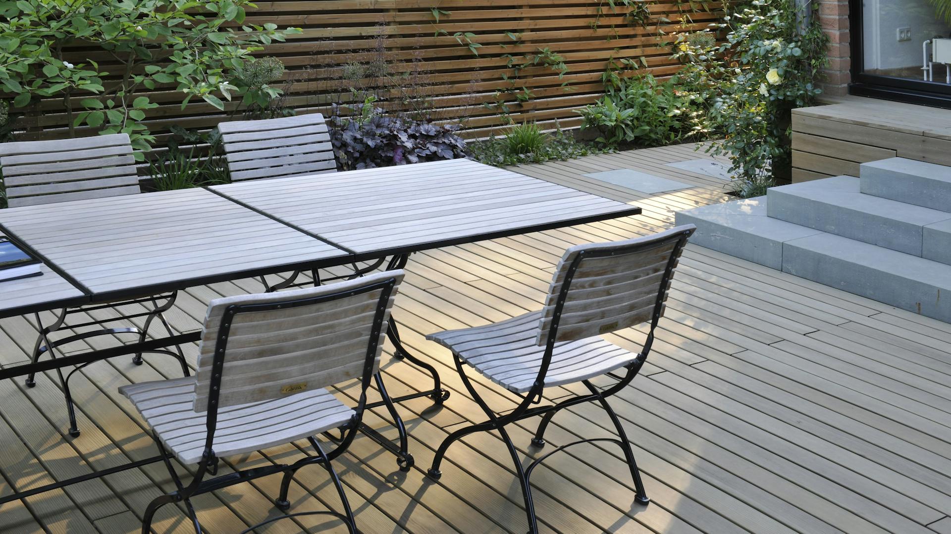 Holzterrasse mit Gartenmöbeln