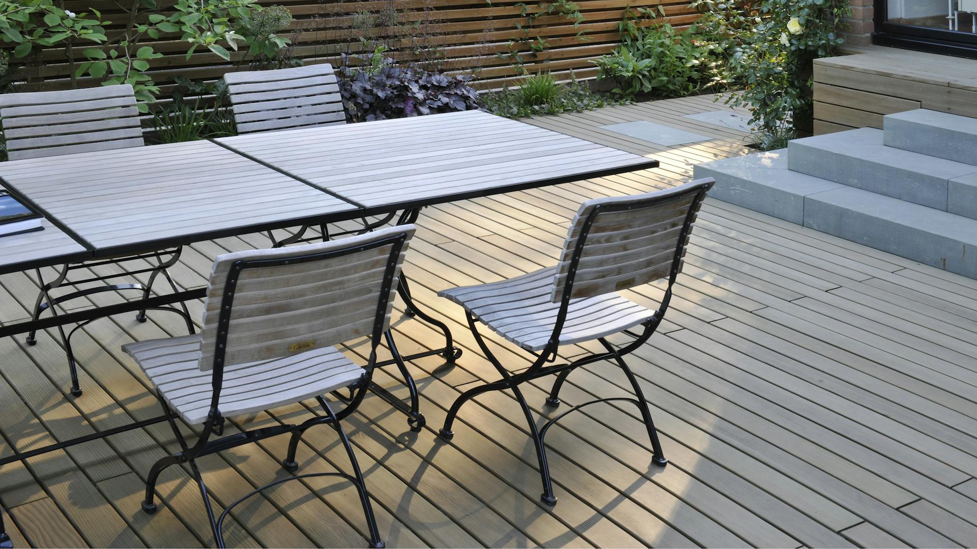 Holzterrasse mit Gartenmöbeln