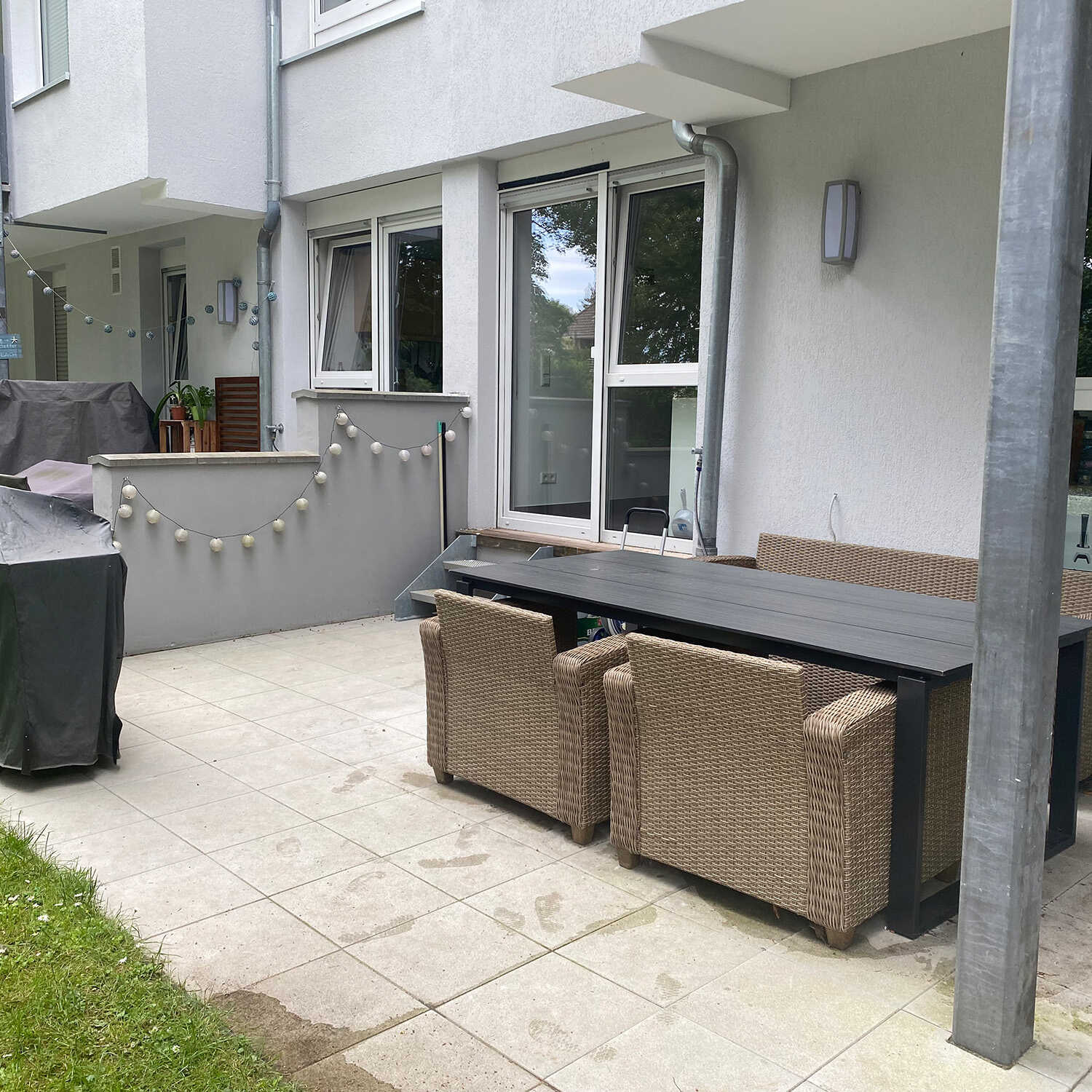 Klassisch moderne Terrasse vor einem Makeover