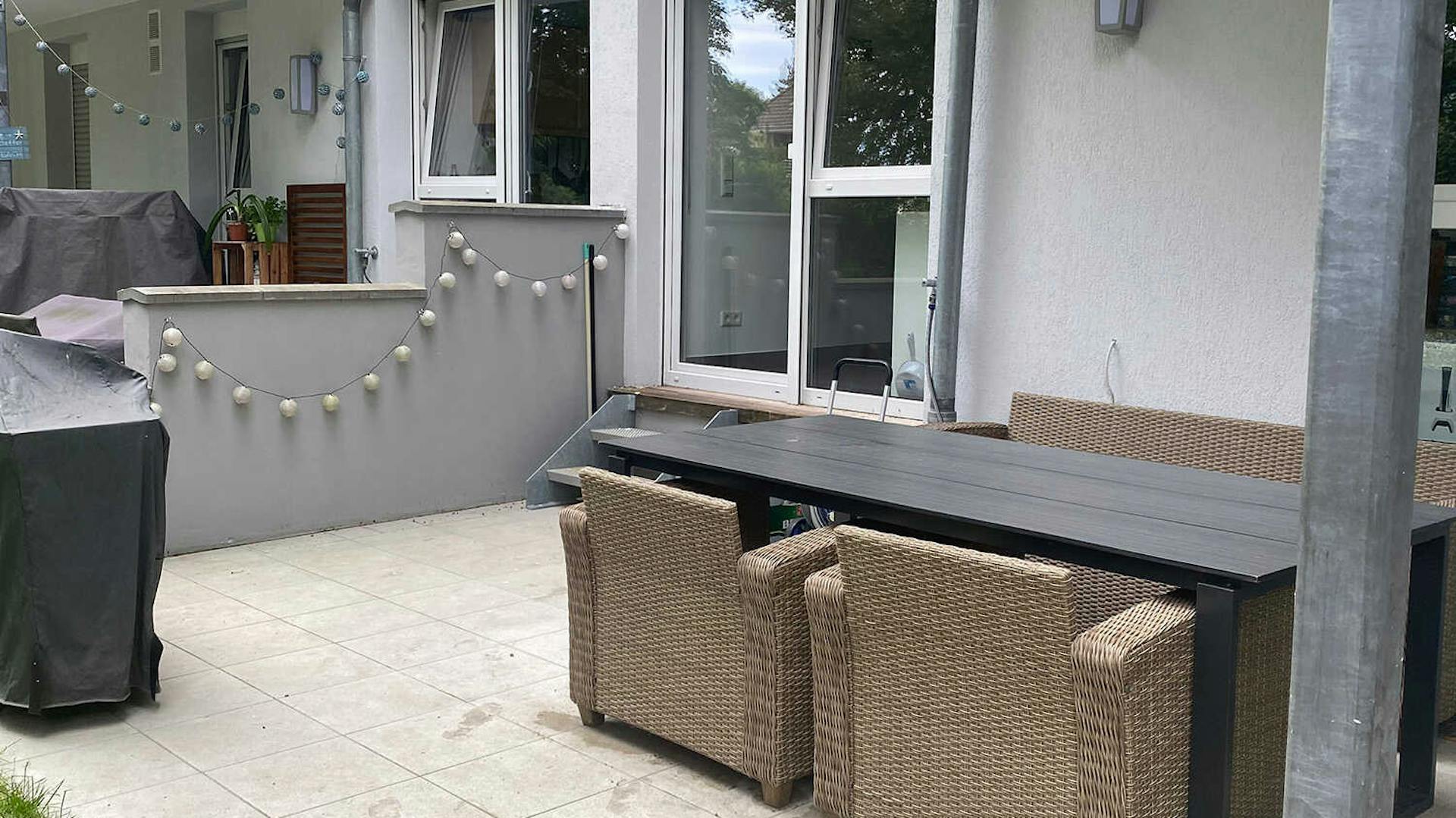 Klassisch moderne Terrasse vor einem Makeover