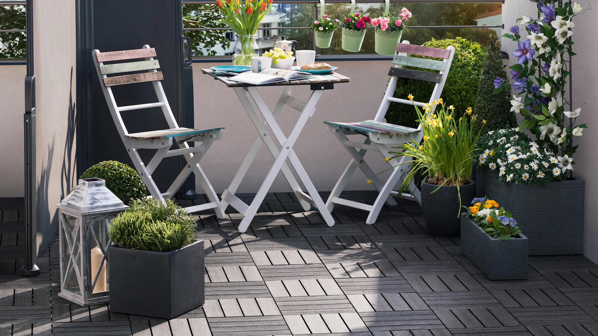 Balkon mit Sitzgelegenheit, Pflanzen und Klickfliesen