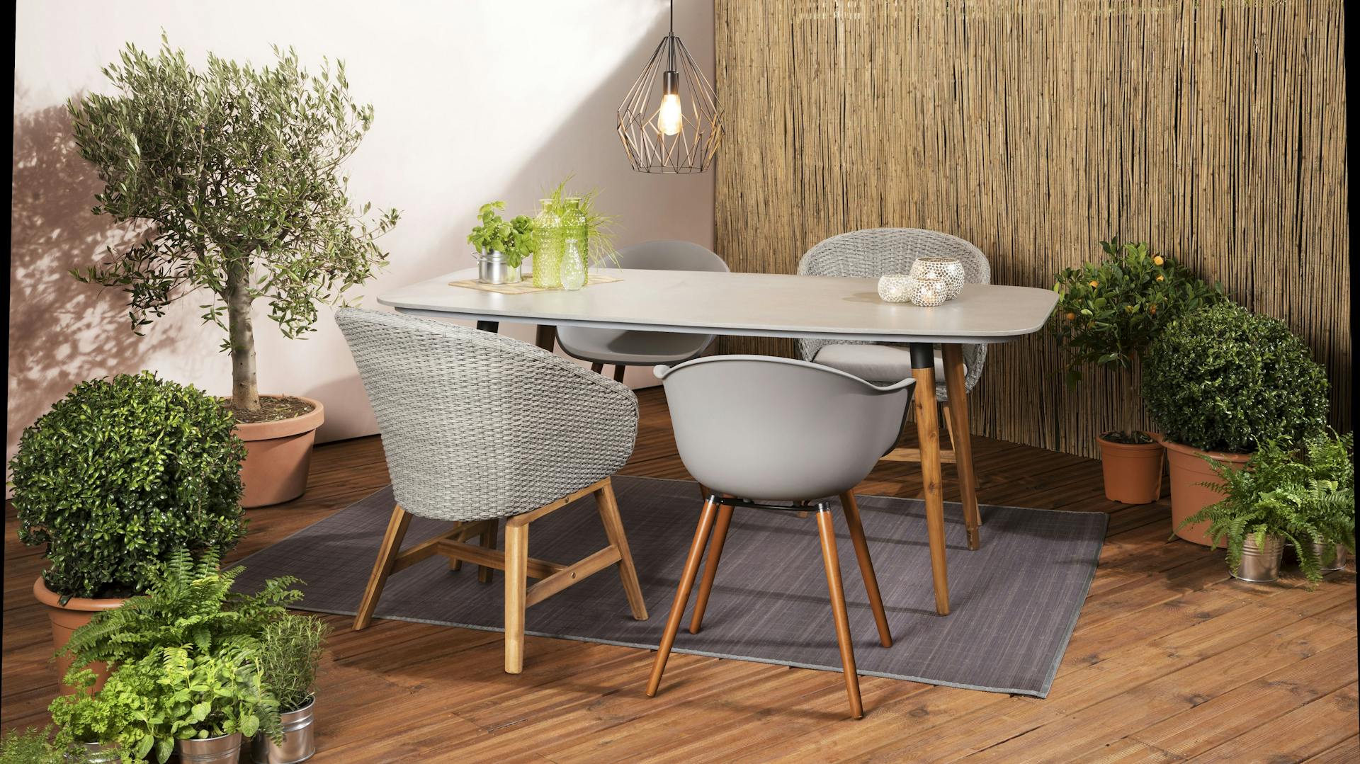 Terrasse aus Holz mit Tisch und Stühlen und Pflanzen