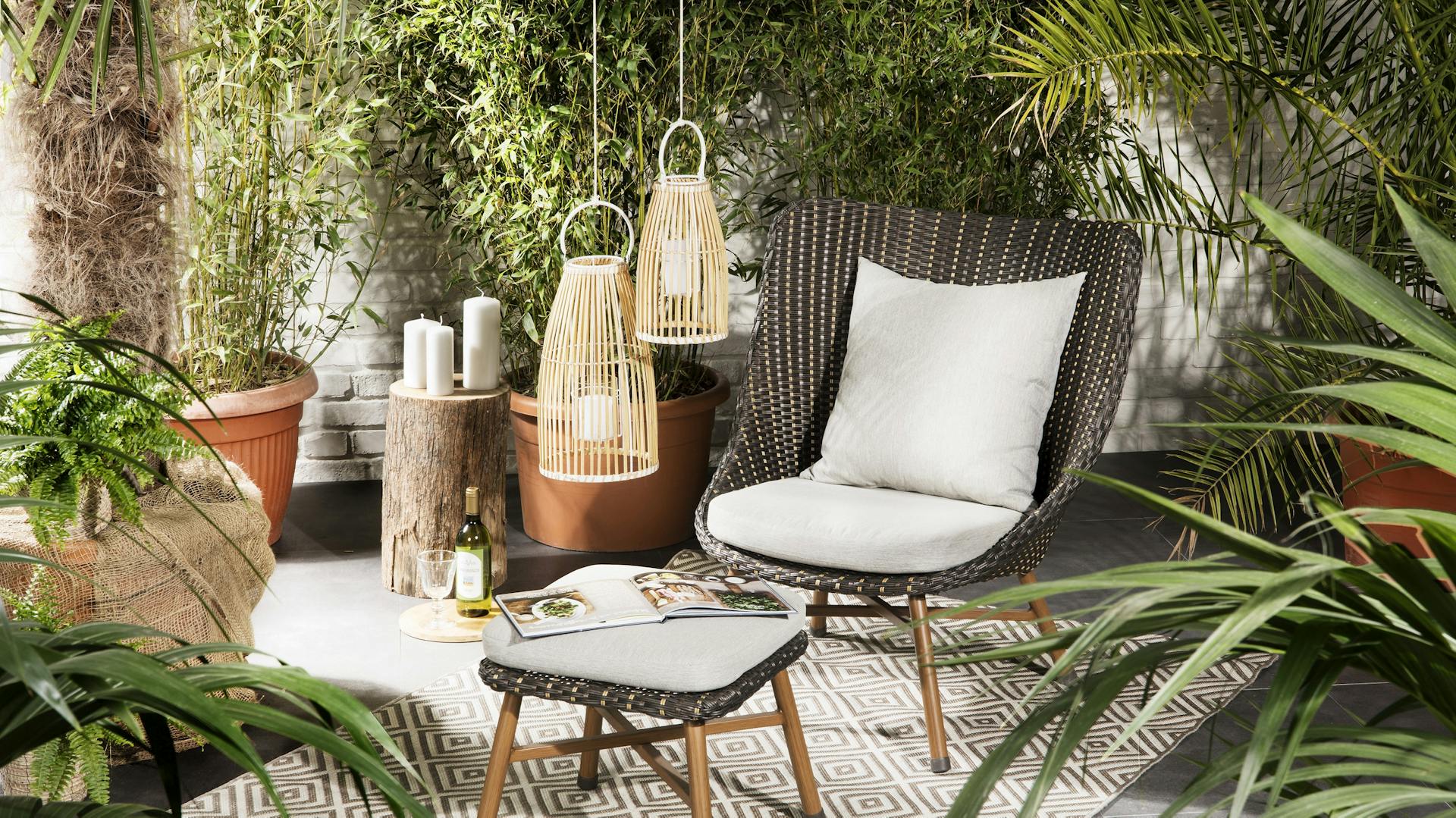 Sitzplatz mit vielen Pflanzen auf kleiner Terrasse