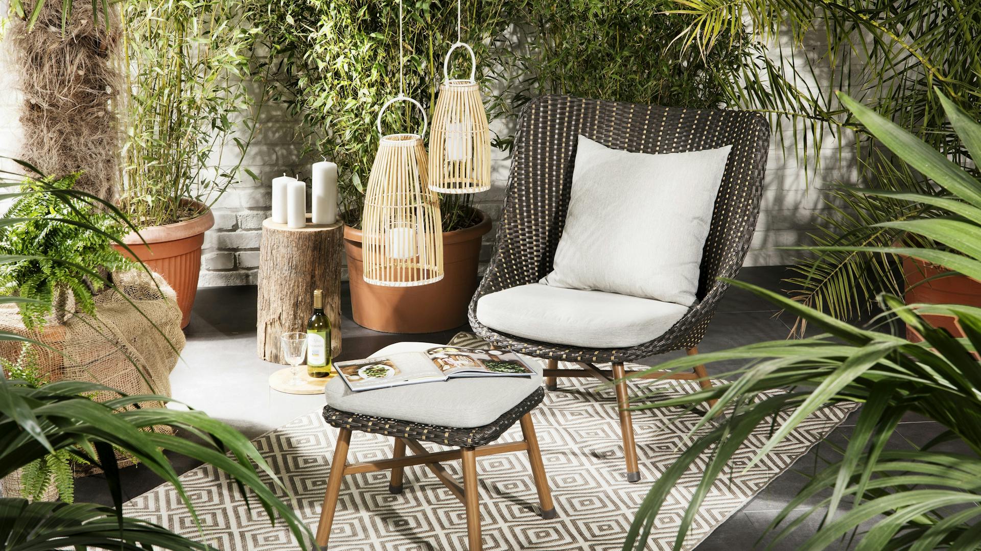 Gartenmöbel der Reihe Bonfield mit Lampen und Pflanzen im Hintergrund