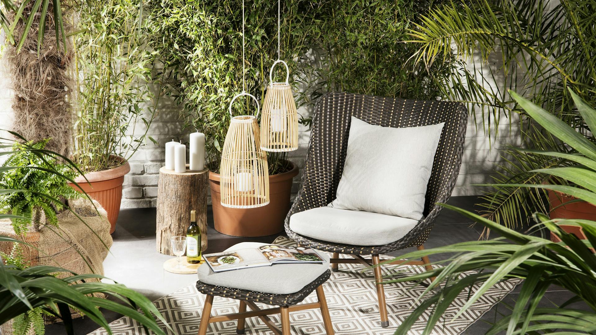 Gartenmöbel Bonfield mit Lampen und Pflanzen